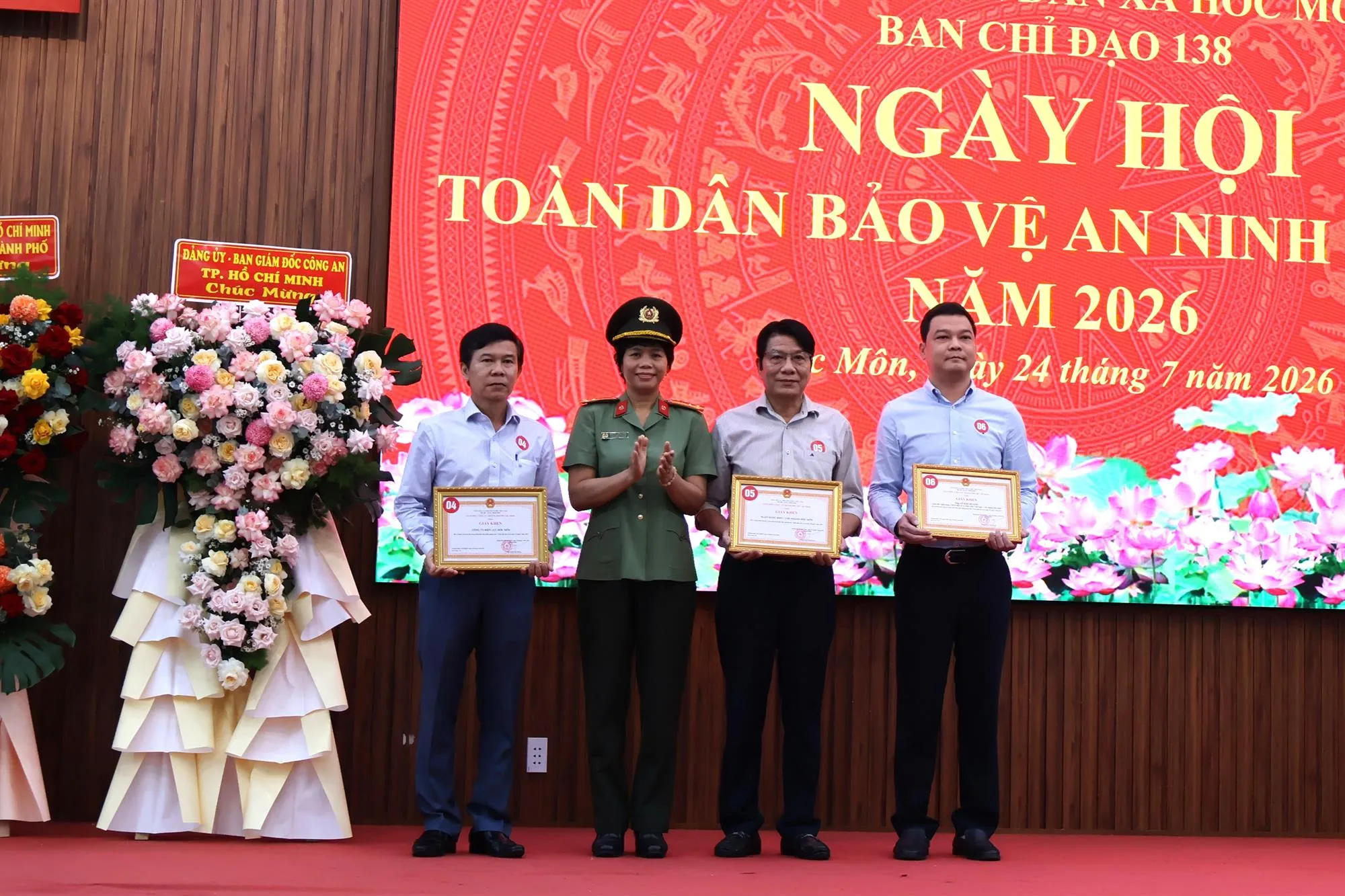 Ban Chỉ đạo 138 Thành phố trao khen thưởng của Ủy ban nhân dân Thành phố và Công an Thành phố