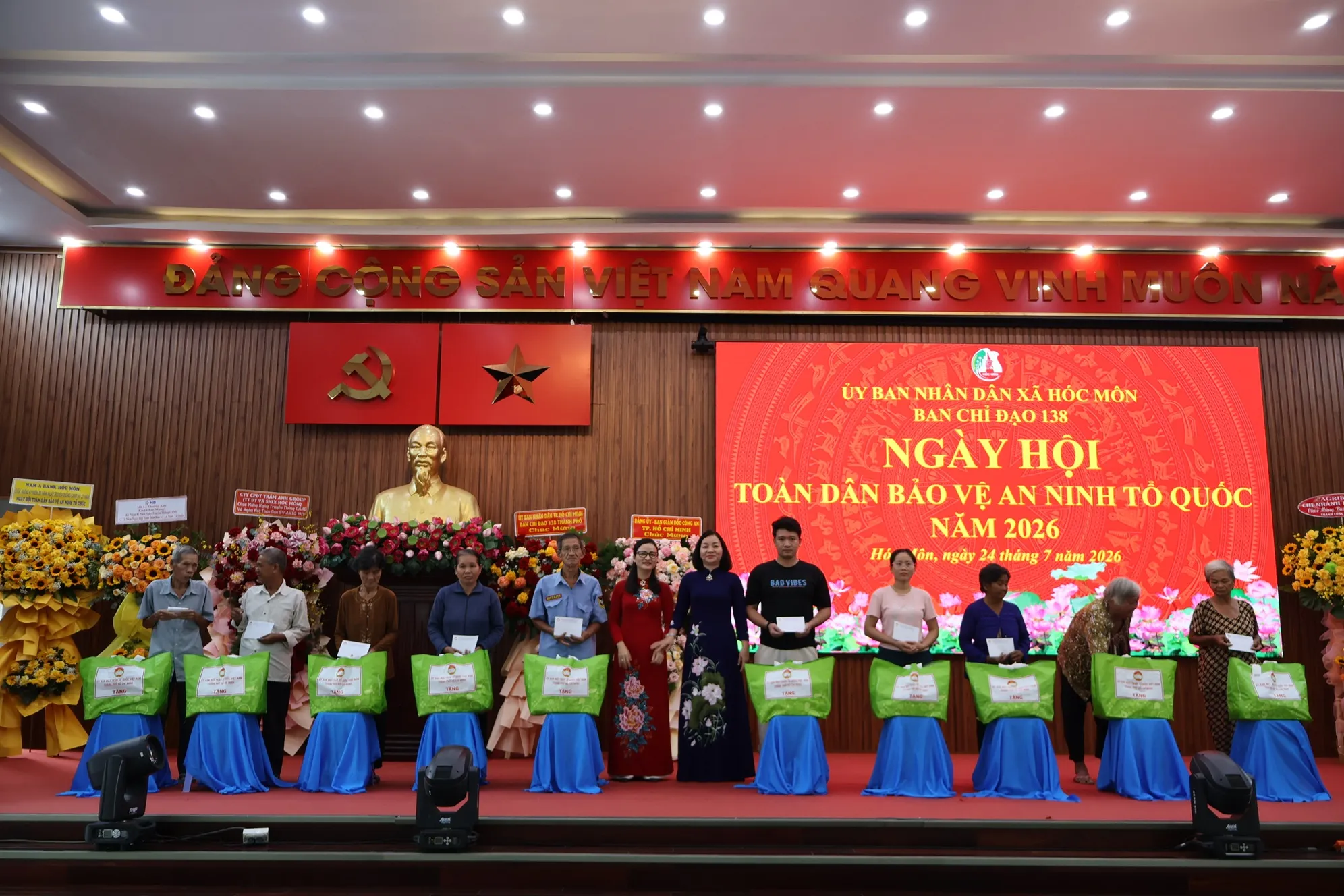 Ban Chỉ đạo 138 Thành phố trao tặng quà đến các gia đình chính sách, hộ nghèo, hộ cận nghèo và hộ có hoàn cảnh khó khăn trên địa bàn xã