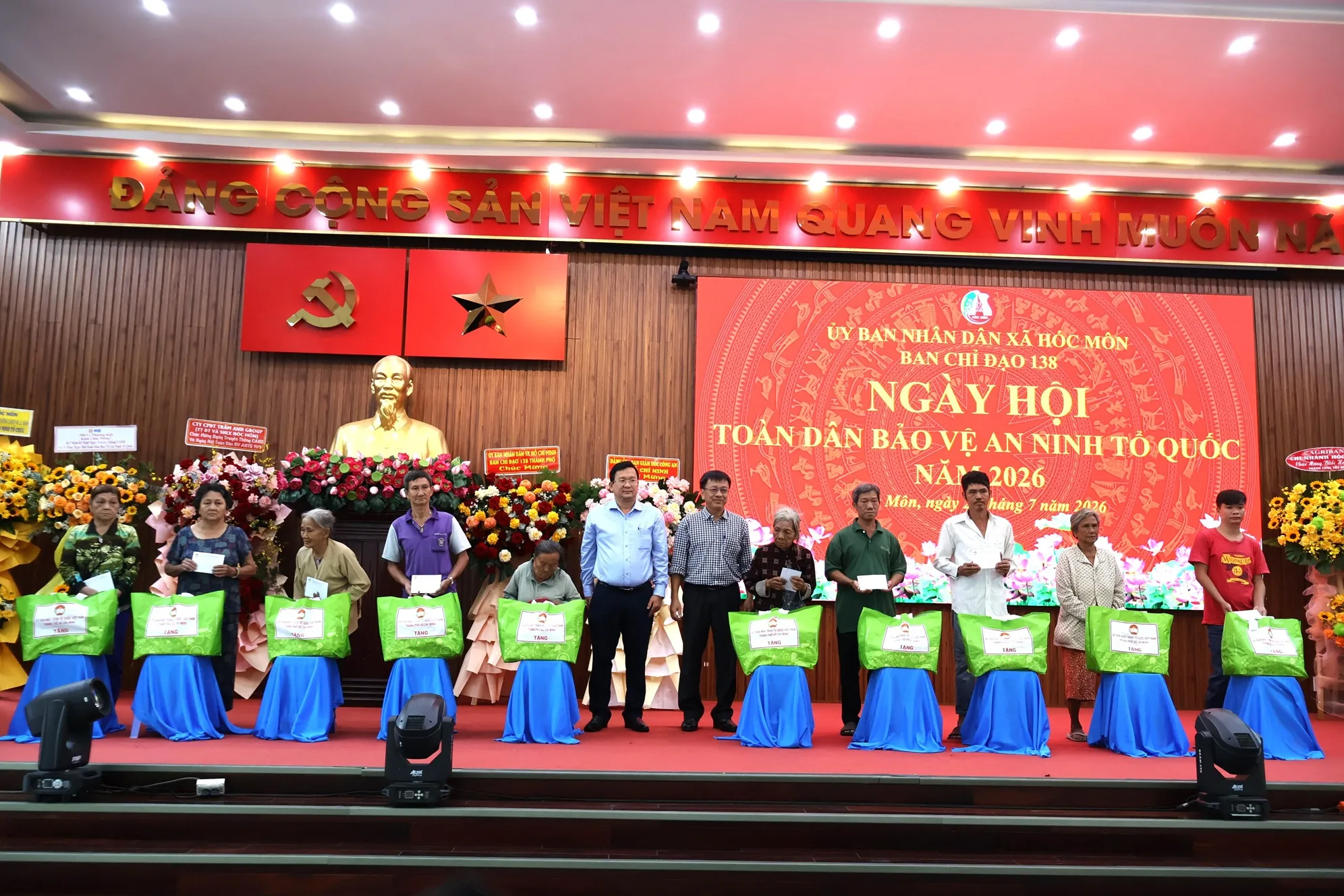 Ban Chỉ đạo 138 Thành phố trao tặng quà đến các gia đình chính sách, hộ nghèo, hộ cận nghèo và hộ có hoàn cảnh khó khăn trên địa bàn xã
