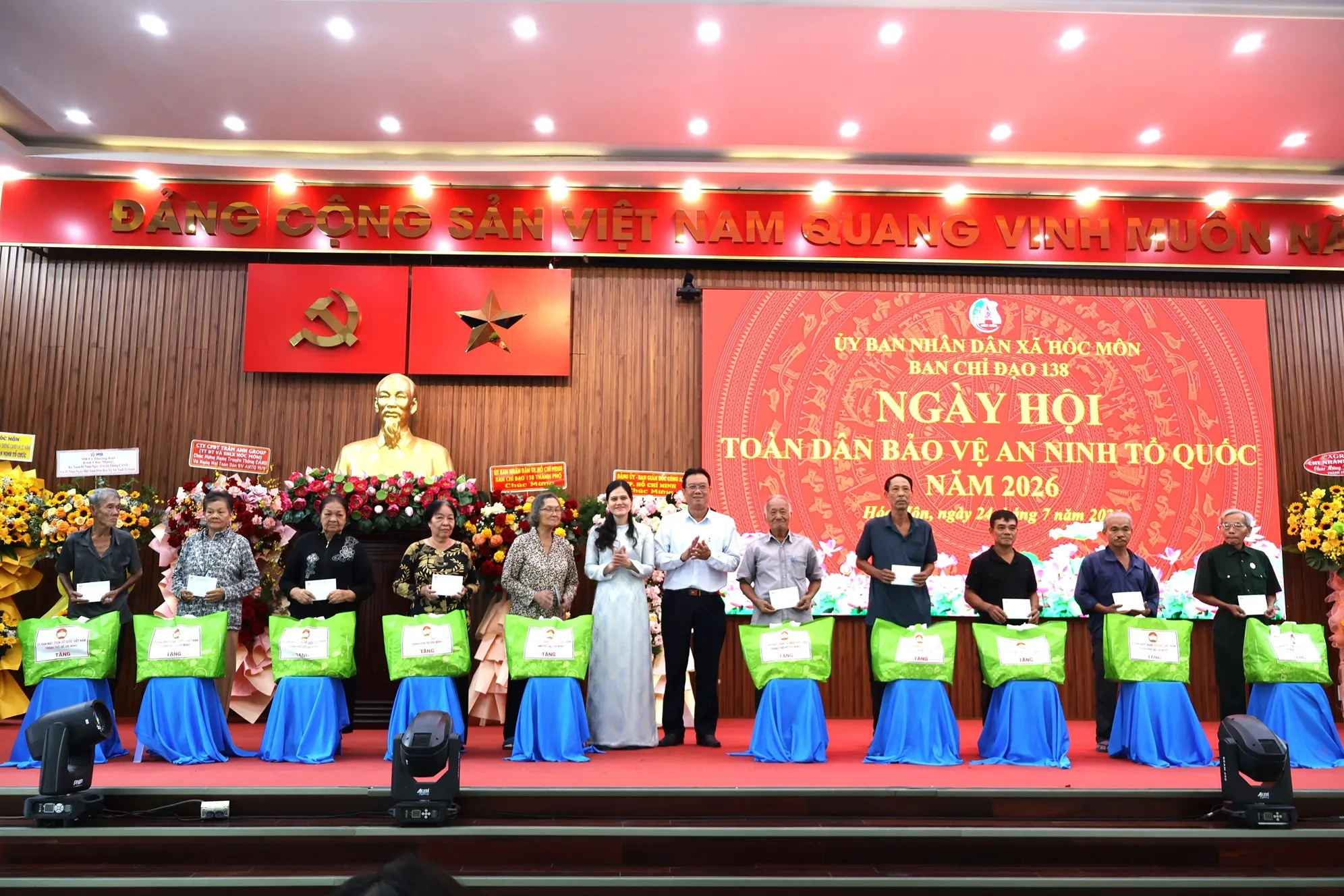 Ban Chỉ đạo 138 Thành phố trao tặng quà đến các gia đình chính sách, hộ nghèo, hộ cận nghèo và hộ có hoàn cảnh khó khăn trên địa bàn xã