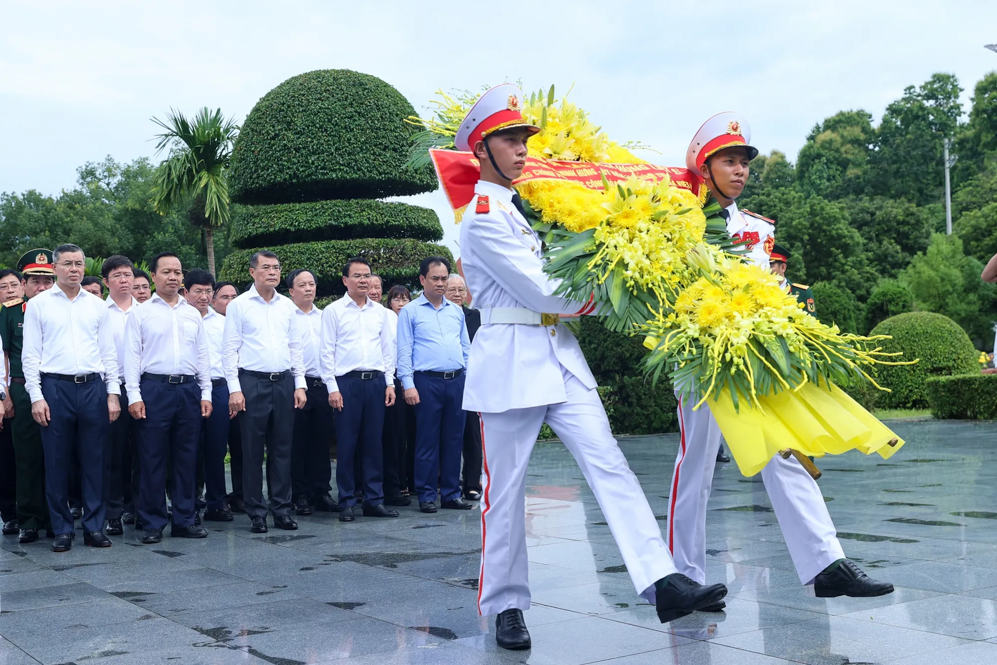 Thủ tướng Lê Minh Hưng và Đoàn công tác dâng hoa tại Nghĩa trang Liệt sĩ Quốc gia A1 (Ảnh: VGP/Nhật Bắc)