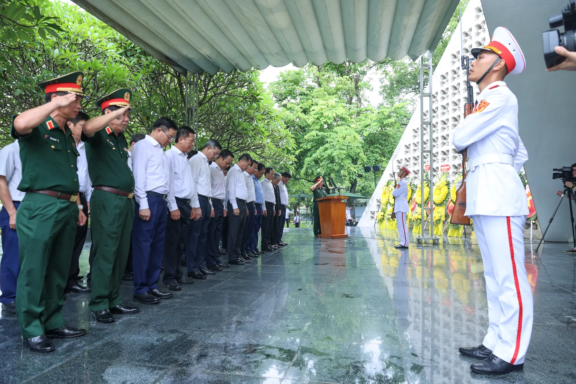 Thủ tướng Lê Minh Hưng và Đoàn công tác kính cẩn nghiêng mình tưởng nhớ cán bộ, chiến sĩ hy sinh trong Chiến dịch Điện Biên Phủ và thời kỳ kháng chiến chống Pháp tại Nghĩa trang Liệt sĩ Quốc gia A1 (Ảnh: VGP/Nhật Bắc)