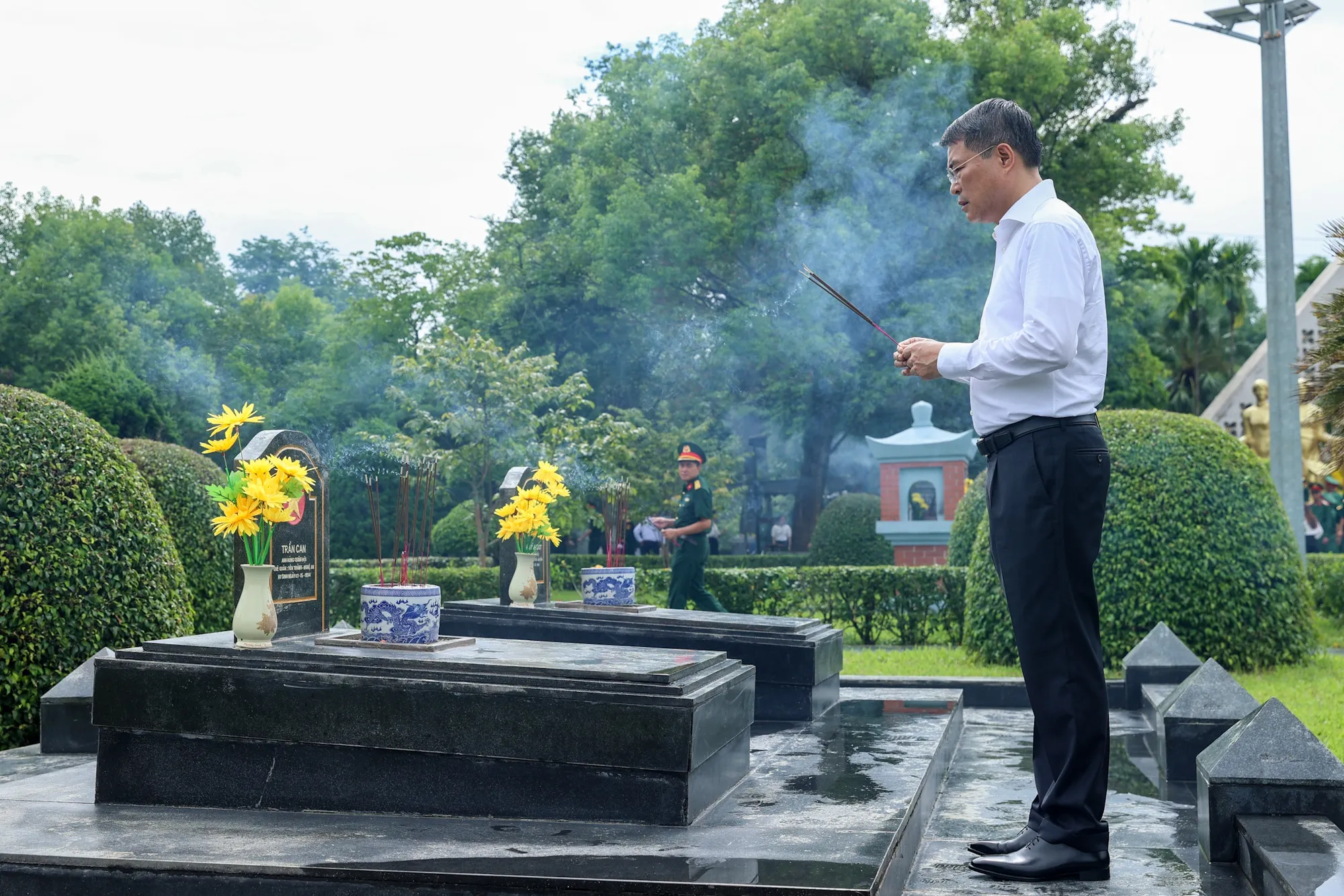 Nghĩa trang Liệt sĩ Quốc gia A1 là nơi yên nghỉ của 645 cán bộ, chiến sĩ hy sinh trong Chiến dịch Điện Biên Phủ và thời kỳ kháng chiến chống Pháp (Ảnh: VGP/Nhật Bắc)