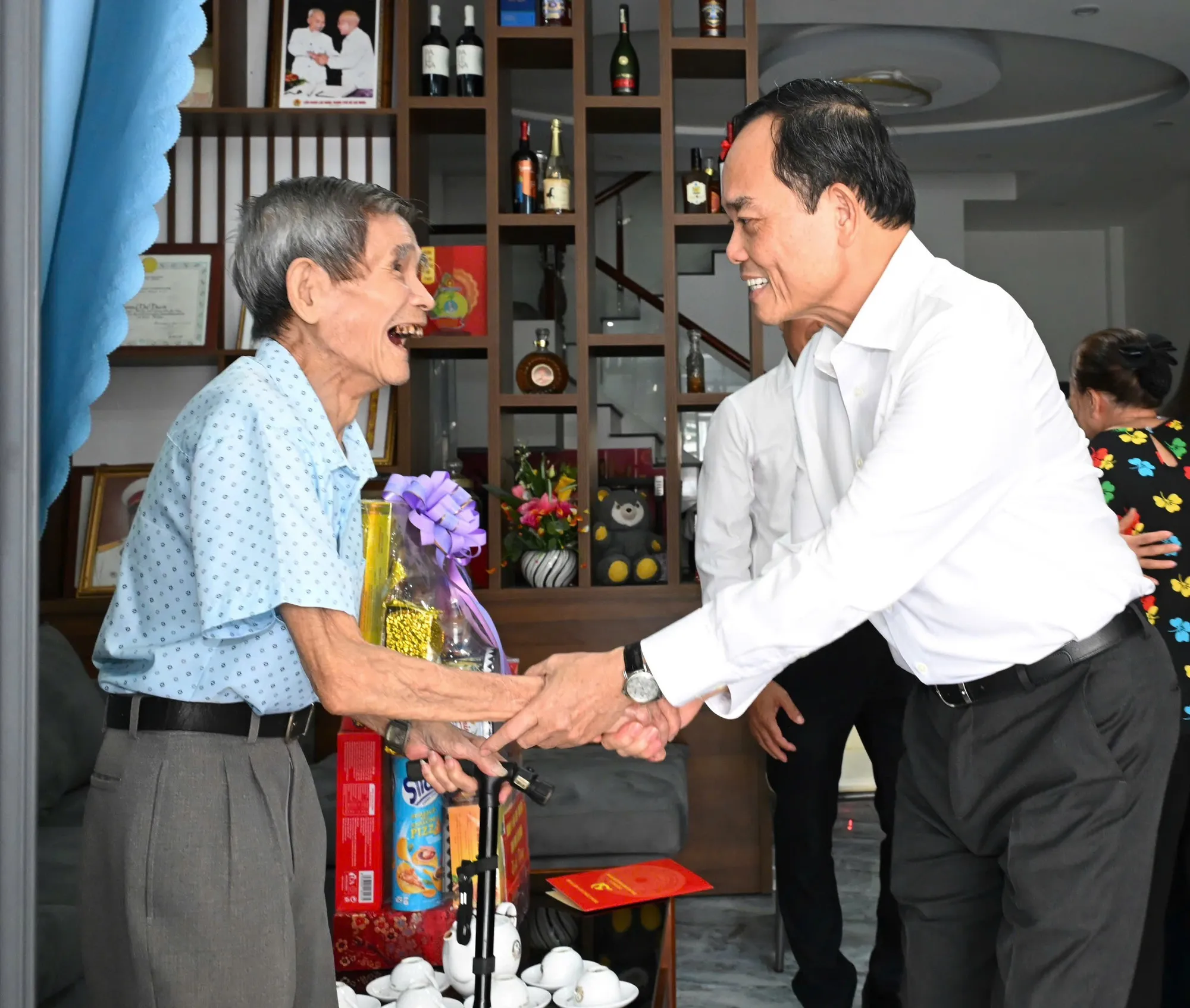 Bí thư Trần Lưu Quang đến thăm ông Nguyễn Xuân Viên và gia đình - Ảnh: Việt Dũng - TTO