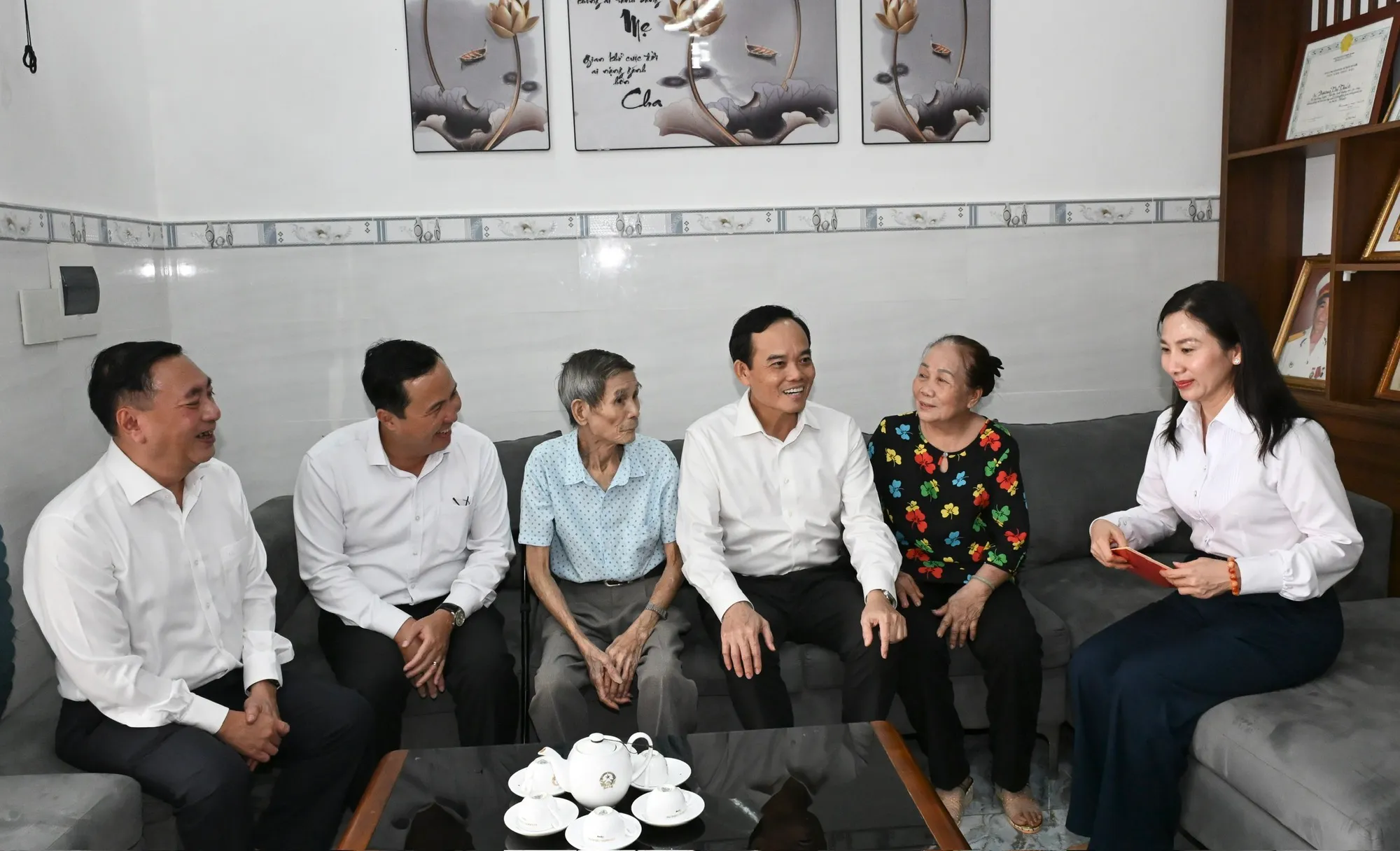 Bí thư Trần Lưu Quang đến thăm ông Nguyễn Xuân Viên và gia đình - Ảnh: Việt Dũng - TTO