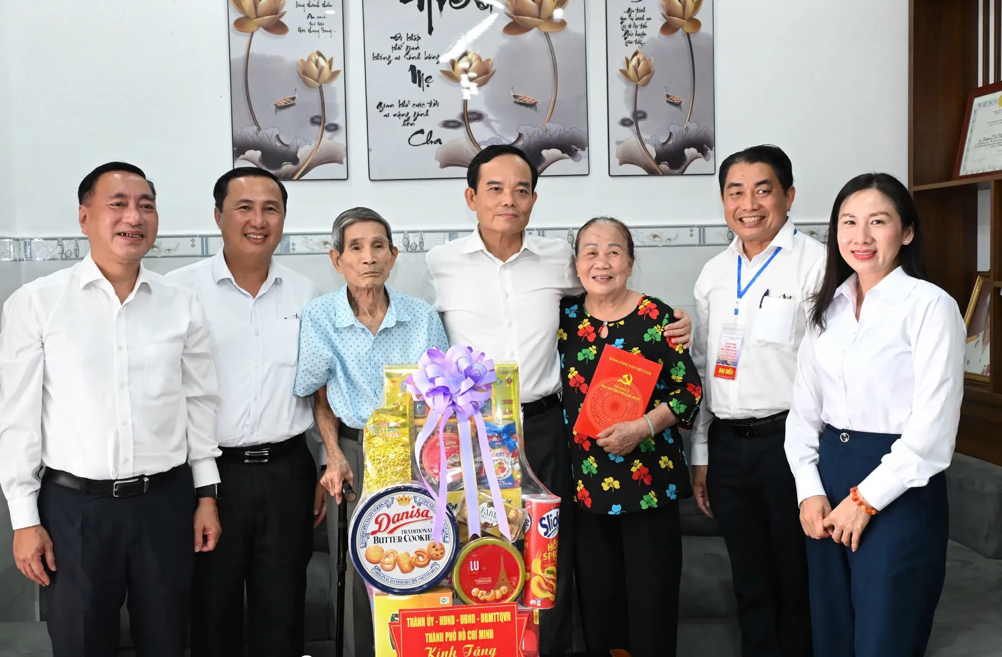 Bí thư Trần Lưu Quang cùng đoàn đến thăm ông Nguyễn Xuân Viên và gia đình - Ảnh: Việt Dũng - TTO