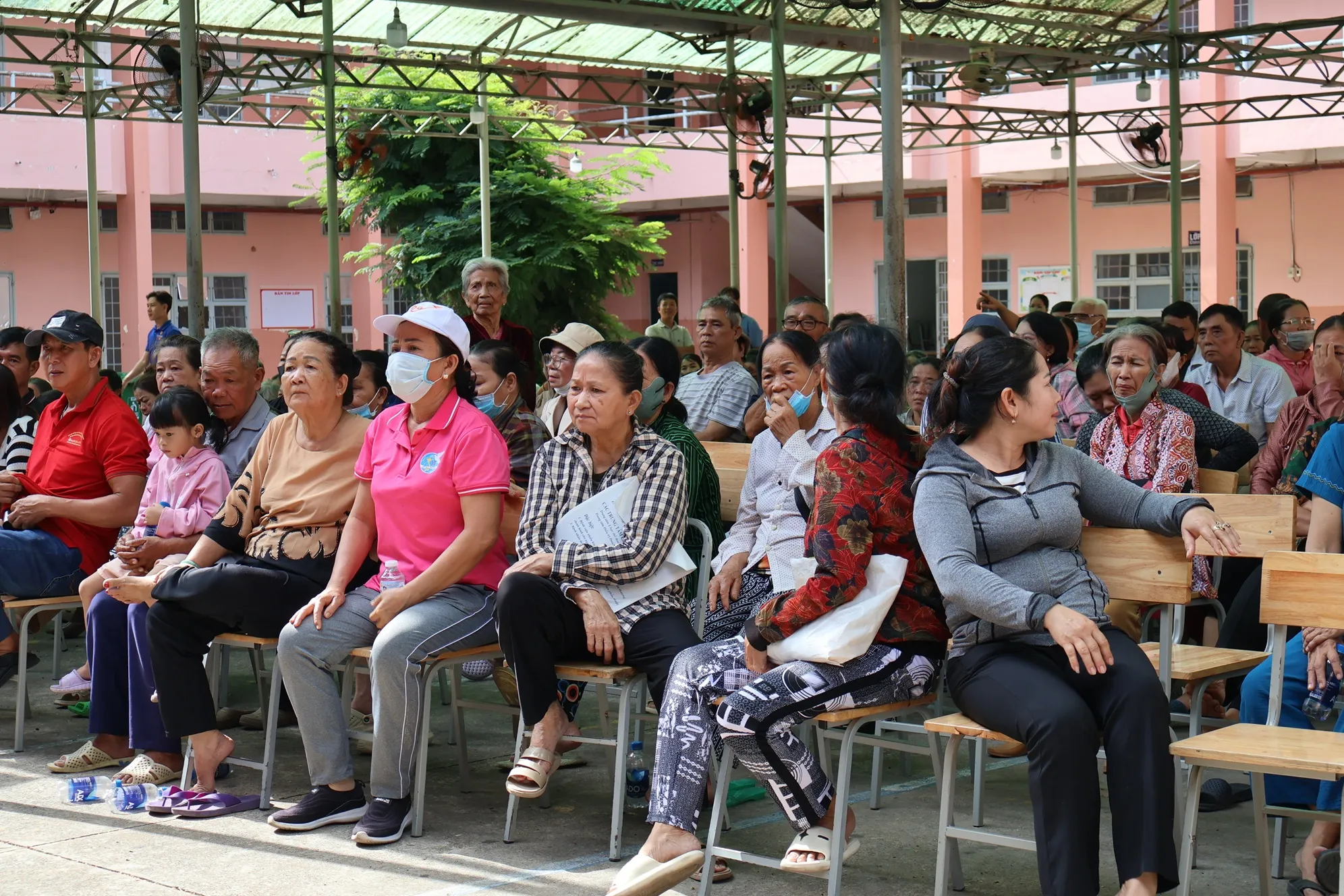 Người dân xã Tân Vĩnh Lộc được khám bệnh - Ảnh: Kim Anh