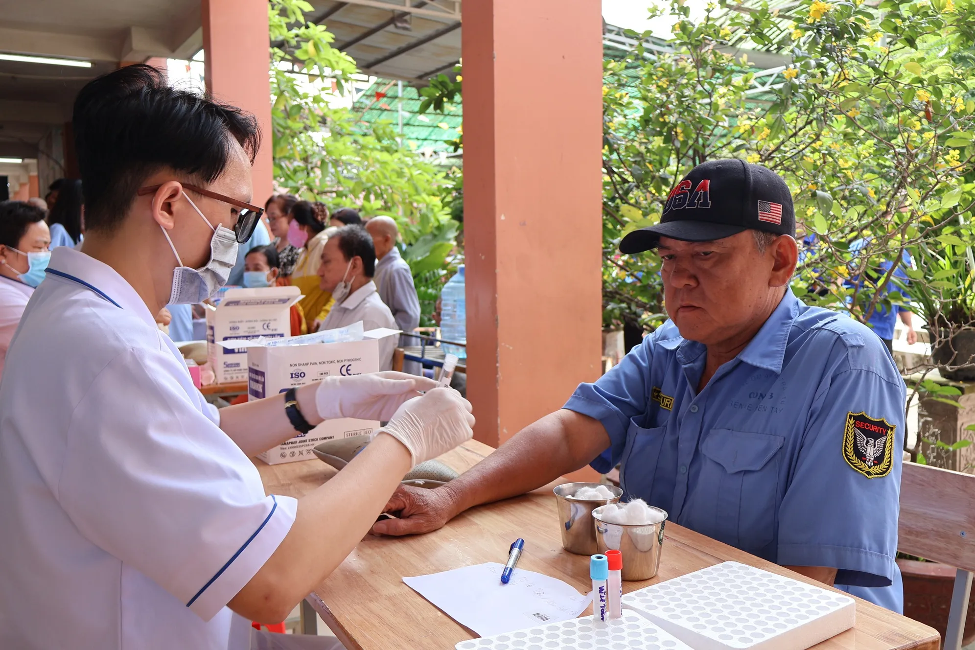 Người dân xã Tân Vĩnh Lộc được khám bệnh - Ảnh: Kim Anh