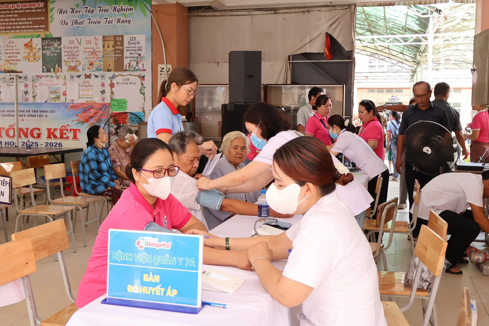Người dân xã Tân Vĩnh Lộc được khám bệnh - Ảnh: Kim Anh