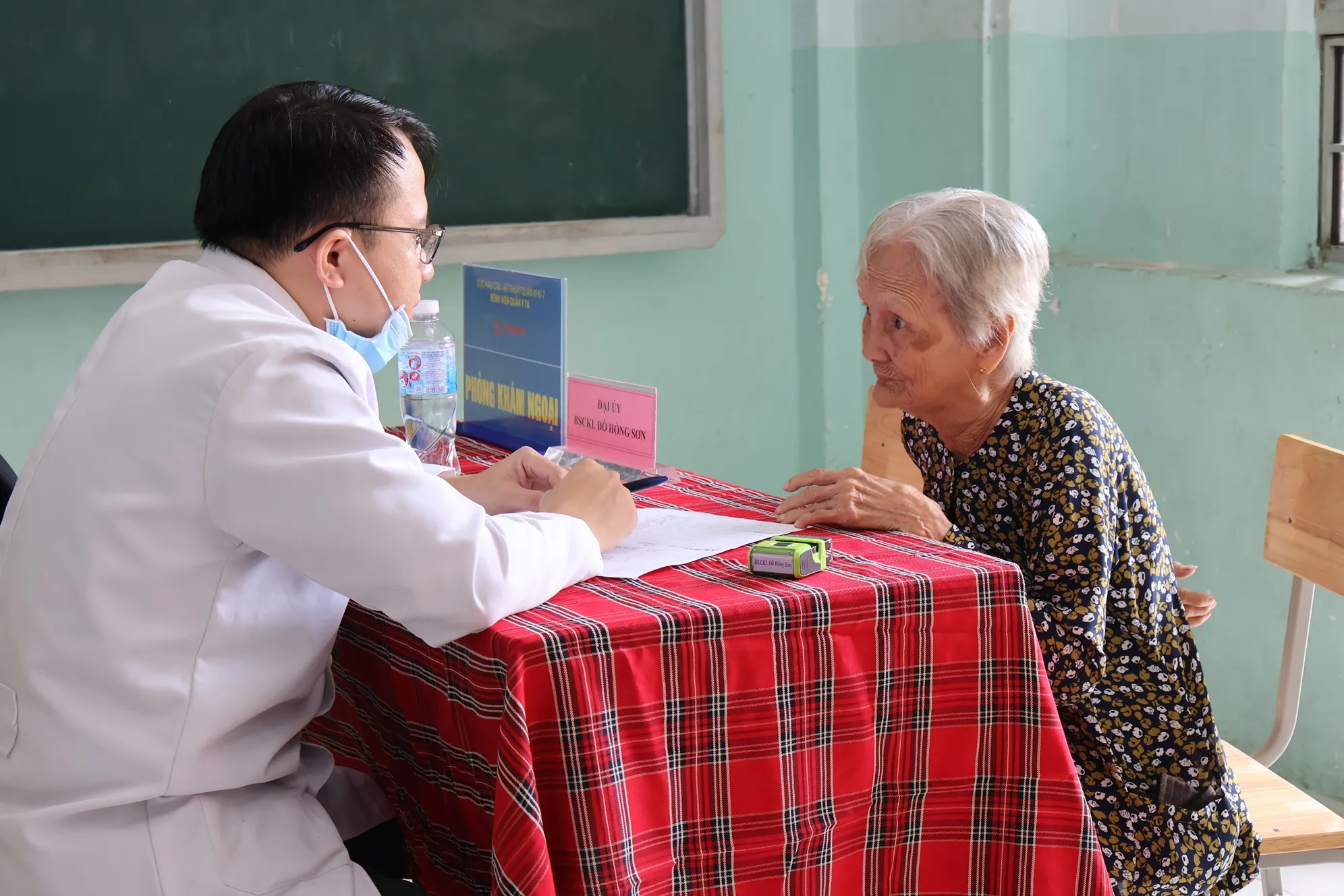 Người dân xã Tân Vĩnh Lộc được khám bệnh - Ảnh: Kim Anh