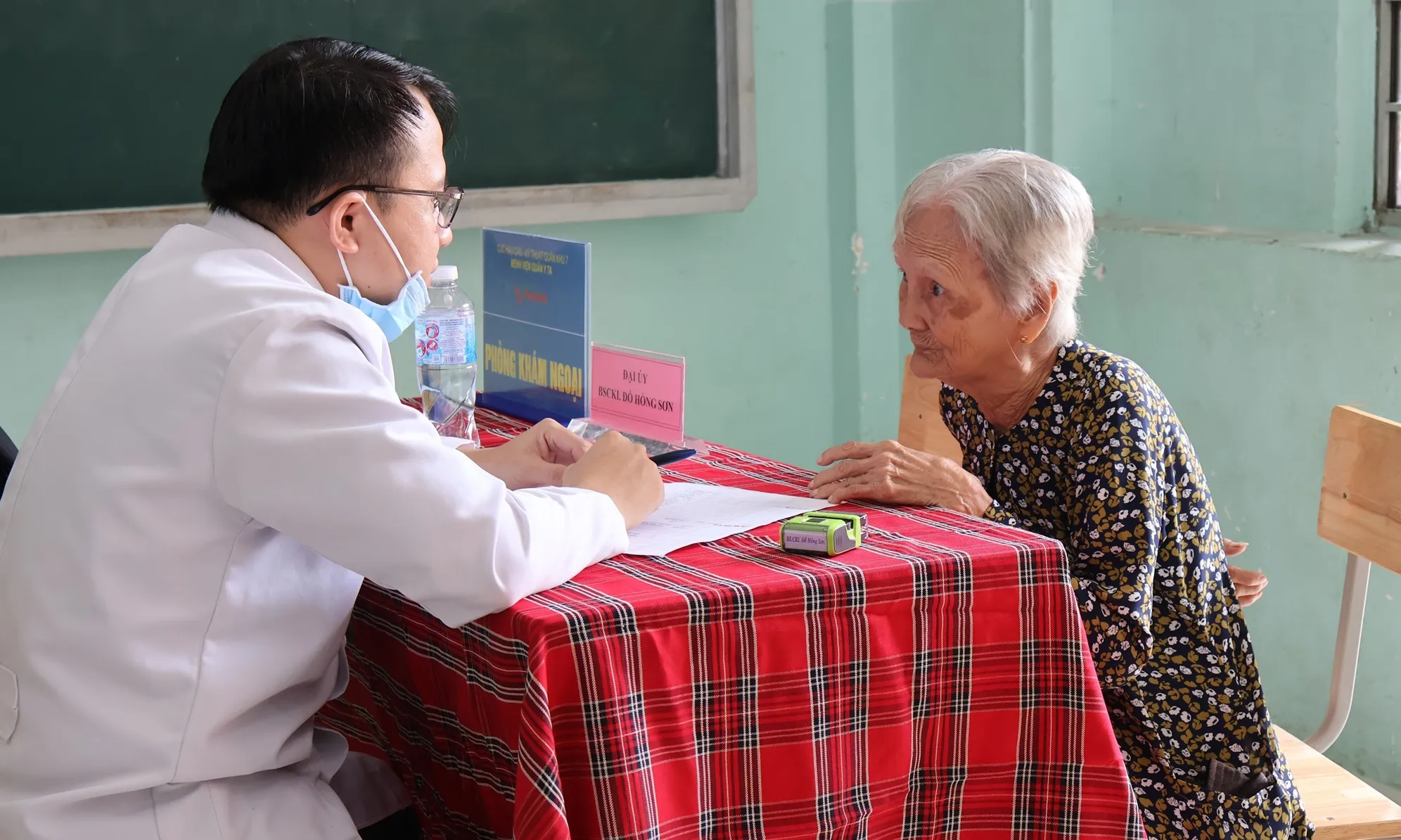 TP. Hồ Chí Minh chăm sóc sức khỏe người dân vùng căn cứ cách mạng