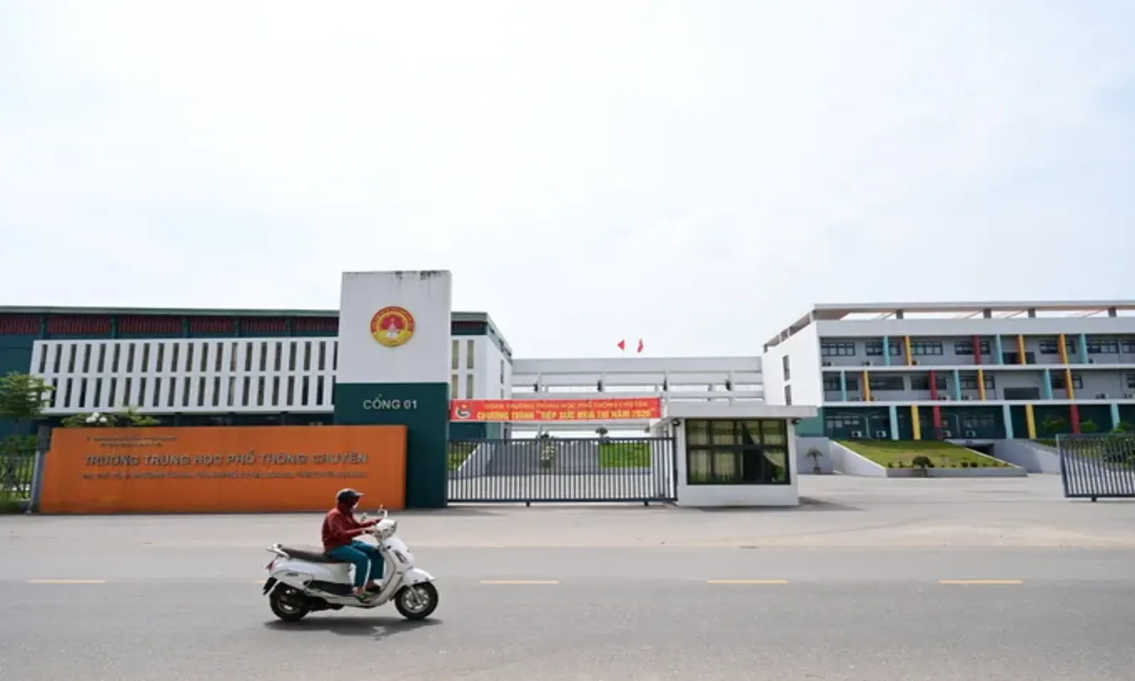 Bộ GD-ĐT Duy trì kỳ thi tốt nghiệp THPT, đổi mới để giảm tối đa can thiệp của con người - Ảnh 2