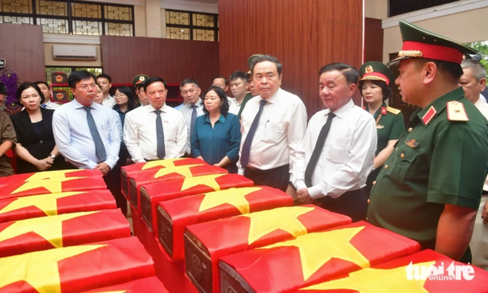 Chủ tịch Quốc hội Trần Thanh Mẫn dâng hương tri ân các anh hùng liệt sĩ tại Công viên Lê Thị Riêng - Ảnh 1