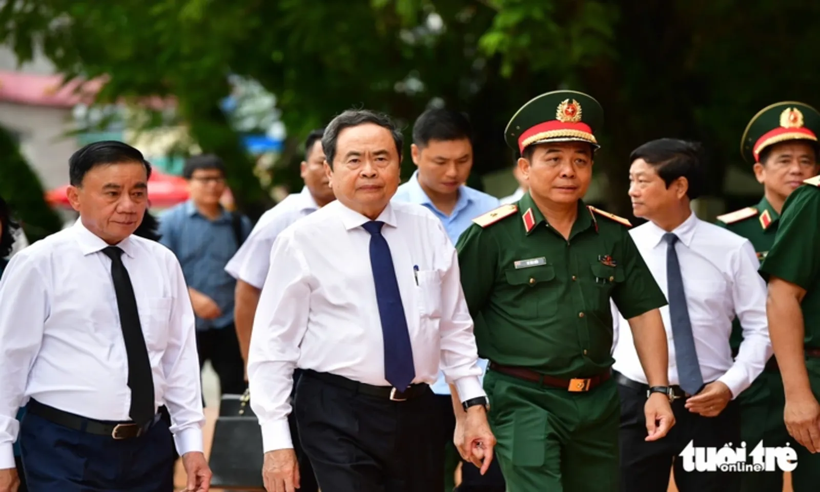 Chủ tịch Quốc hội Trần Thanh Mẫn dâng hương tri ân các anh hùng liệt sĩ tại Công viên Lê Thị Riêng - Ảnh 2
