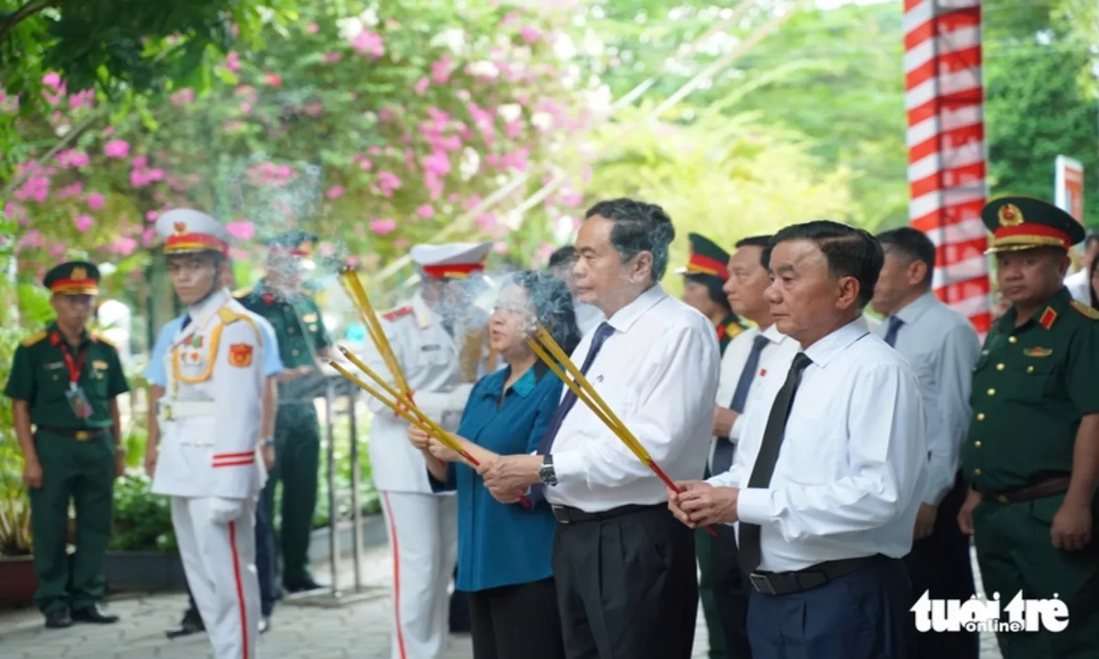 Chủ tịch Quốc hội Trần Thanh Mẫn dâng hương tri ân các anh hùng liệt sĩ tại Công viên Lê Thị Riêng - Ảnh 3