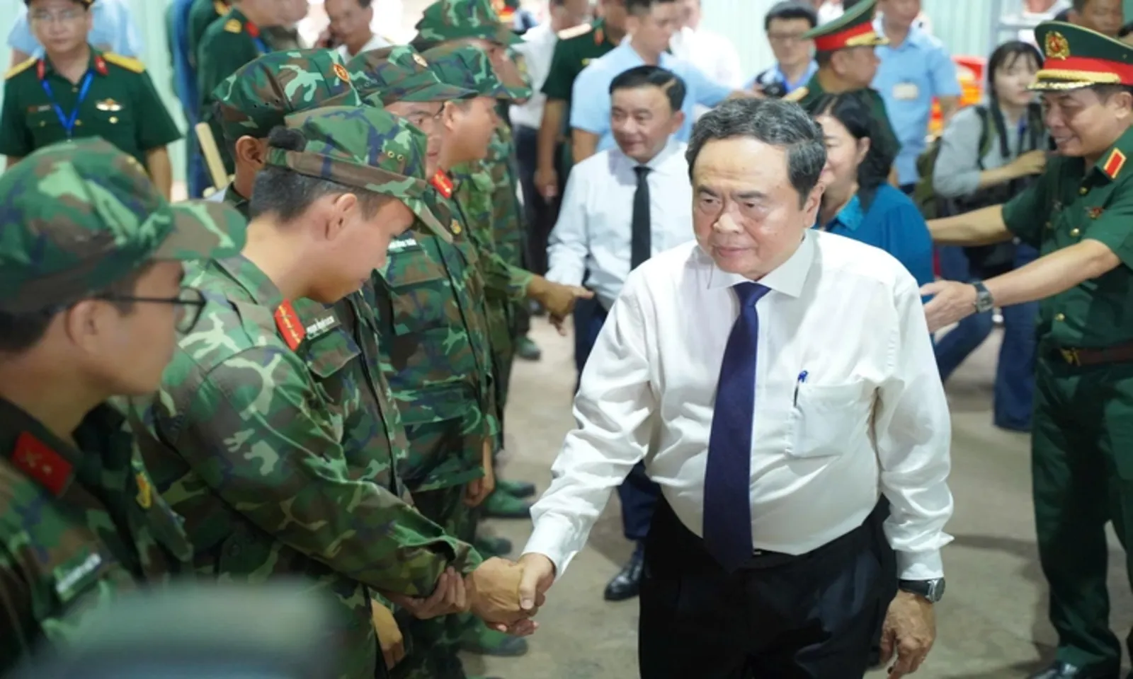 Chủ tịch Quốc hội Trần Thanh Mẫn dâng hương tri ân các anh hùng liệt sĩ tại Công viên Lê Thị Riêng - Ảnh 4