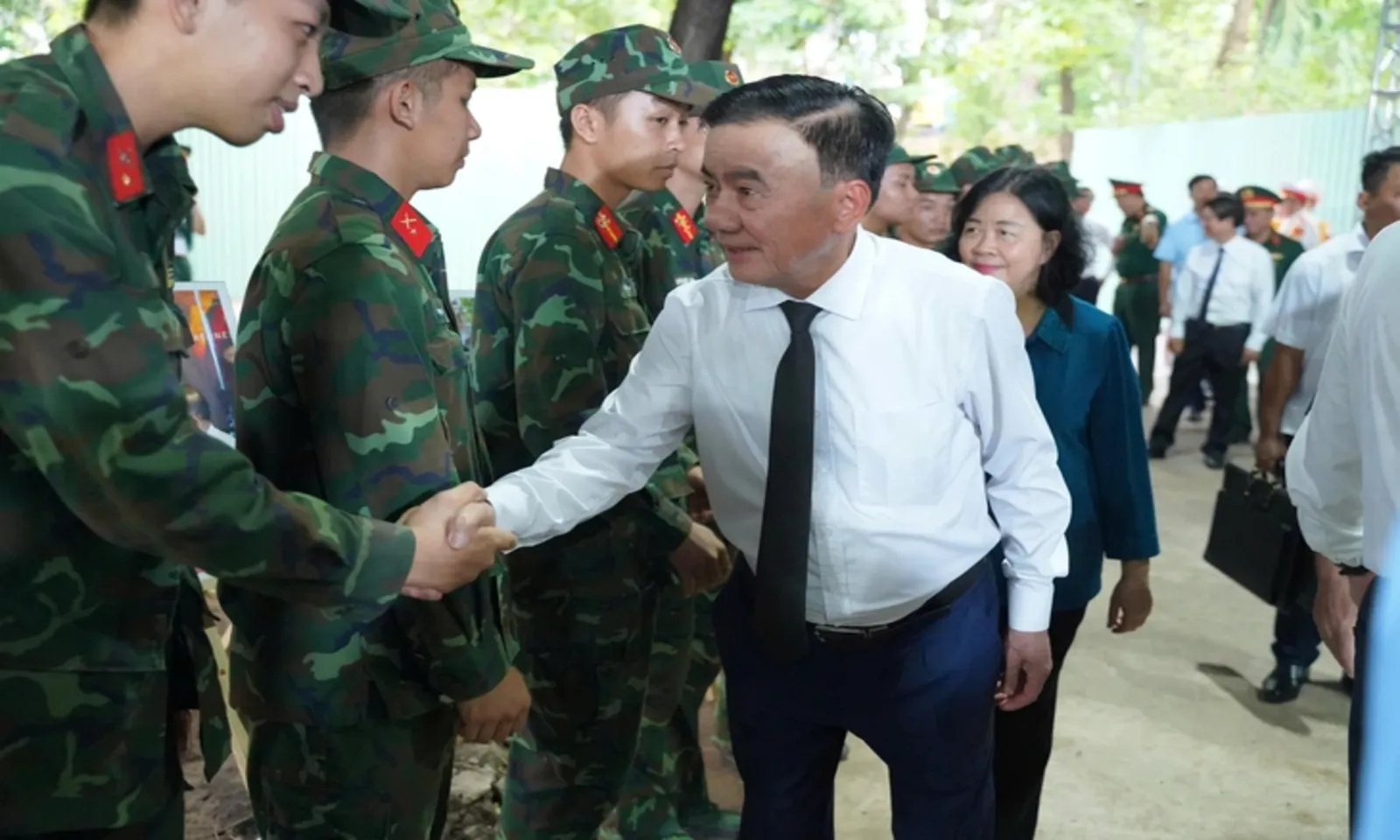 Chủ tịch Quốc hội Trần Thanh Mẫn dâng hương tri ân các anh hùng liệt sĩ tại Công viên Lê Thị Riêng - Ảnh 5