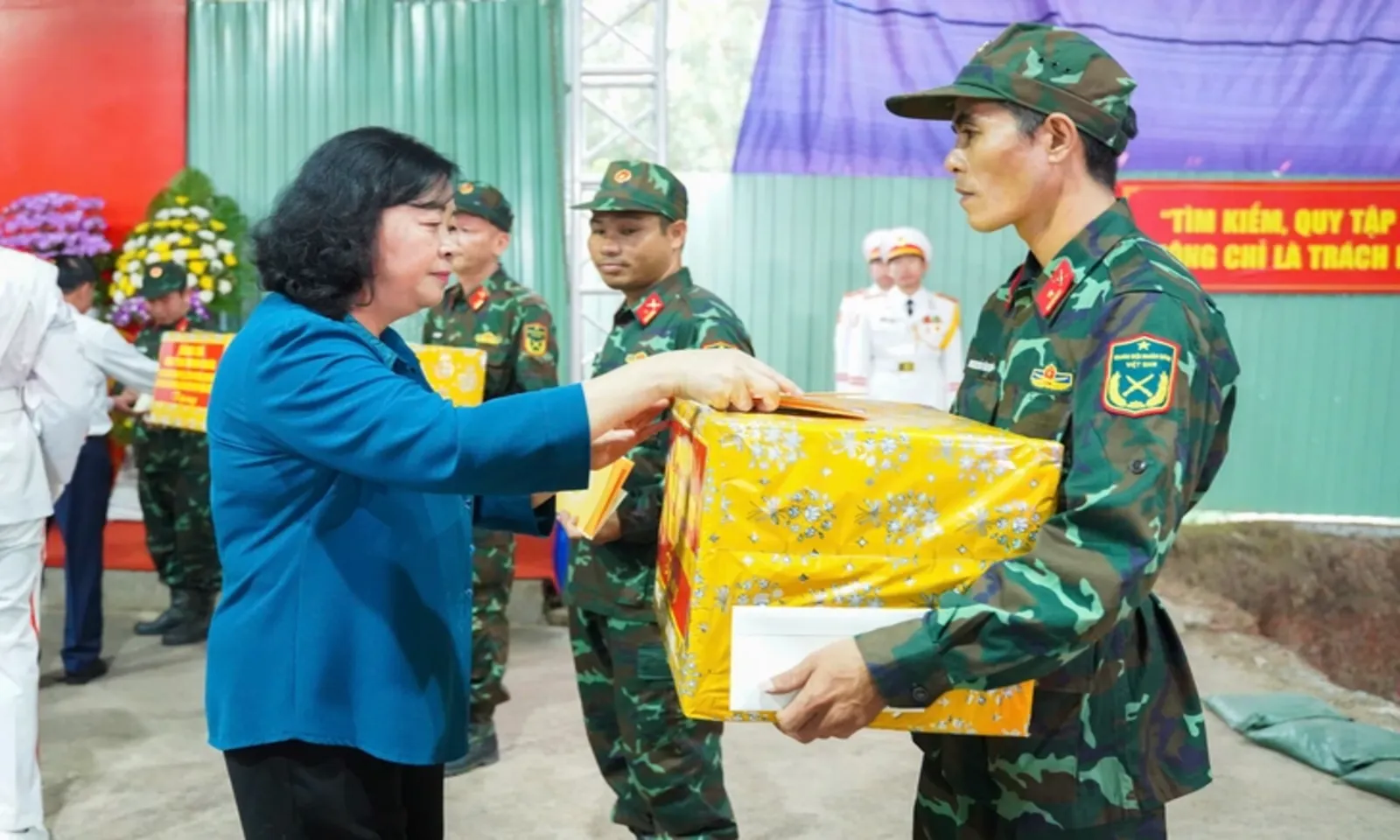 Chủ tịch Quốc hội Trần Thanh Mẫn dâng hương tri ân các anh hùng liệt sĩ tại Công viên Lê Thị Riêng - Ảnh 6