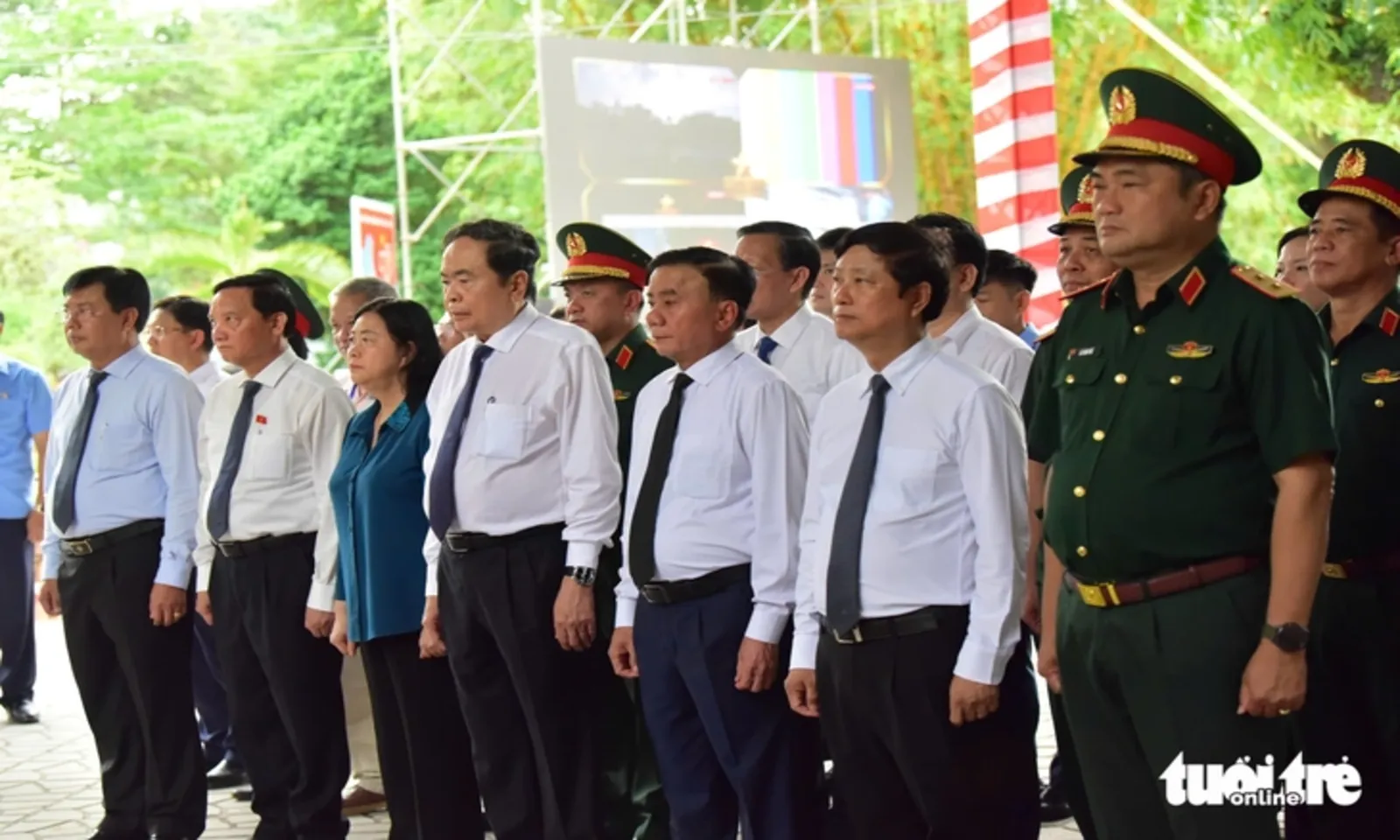 Chủ tịch Quốc hội Trần Thanh Mẫn dâng hương tri ân các anh hùng liệt sĩ tại Công viên Lê Thị Riêng - Ảnh 7