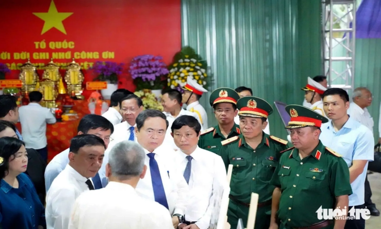Chủ tịch Quốc hội Trần Thanh Mẫn dâng hương tri ân các anh hùng liệt sĩ tại Công viên Lê Thị Riêng - Ảnh 8