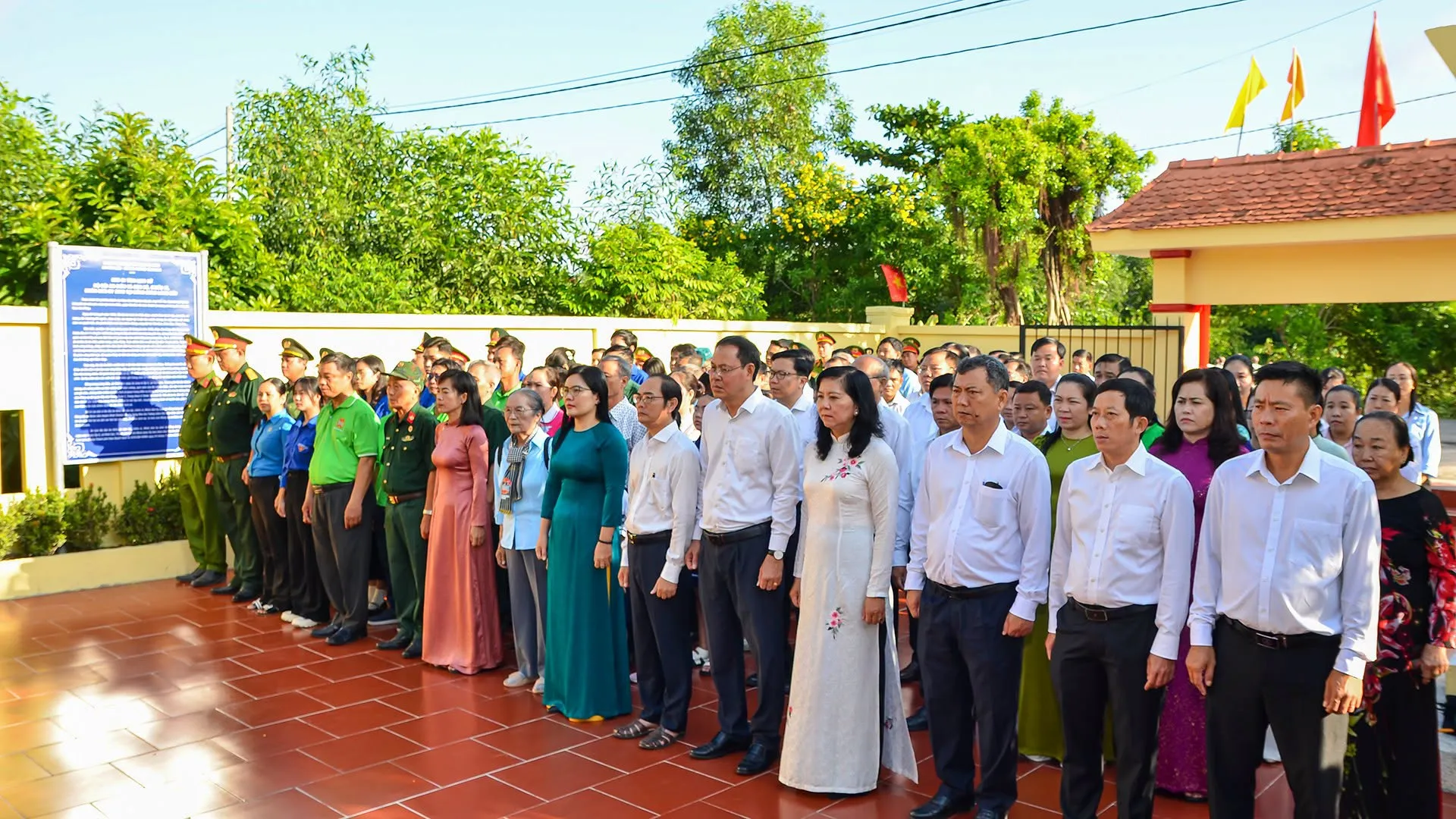 Hội Nông dân Thành phố tổ chức Lễ dâng hoa, dâng hương tưởng niệm và Chương trình gặp mặt, tri ân, giáo dục truyền thống