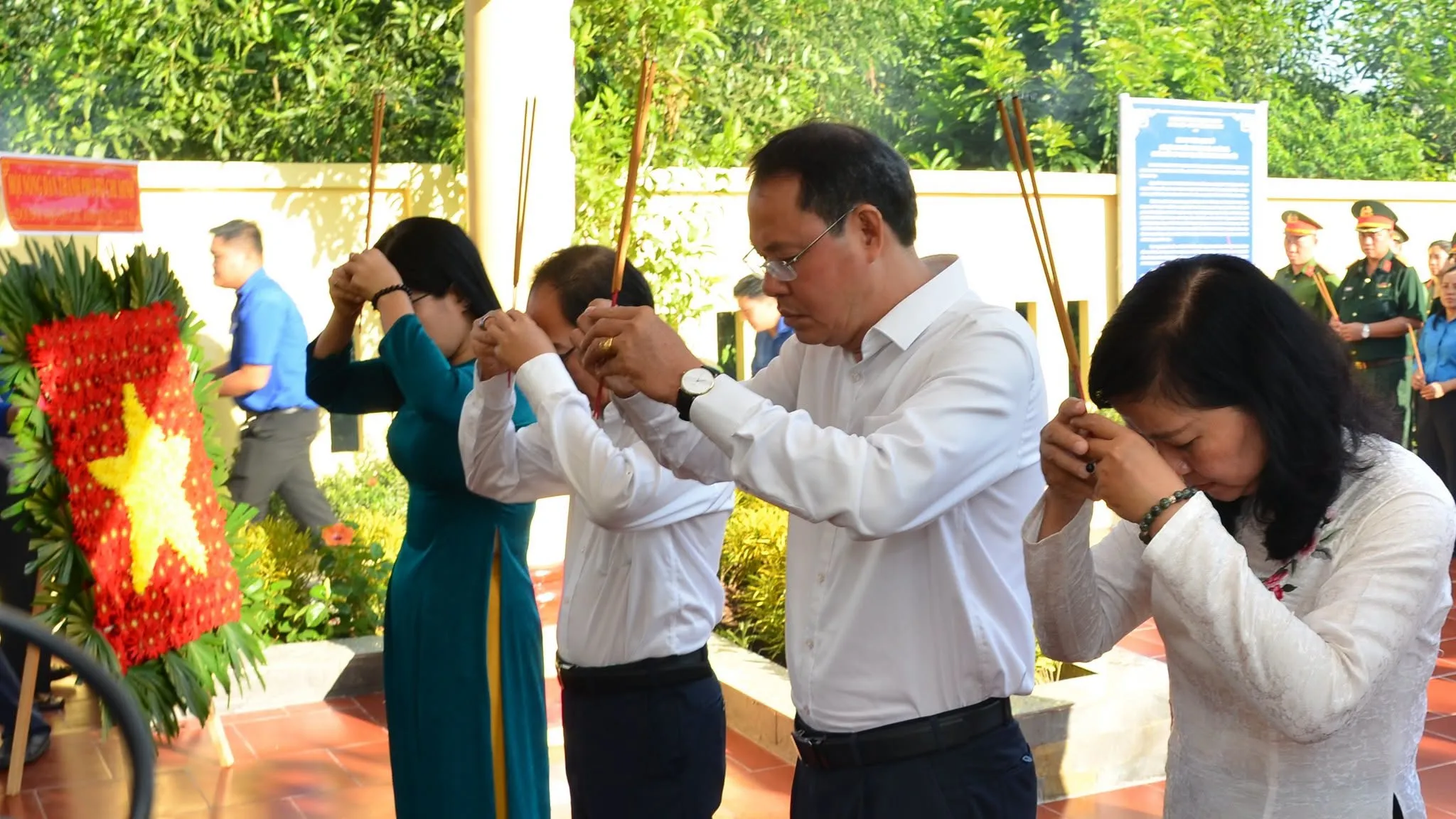 Hội Nông dân Thành phố tổ chức Lễ dâng hoa, dâng hương tưởng niệm và Chương trình gặp mặt, tri ân, giáo dục truyền thống