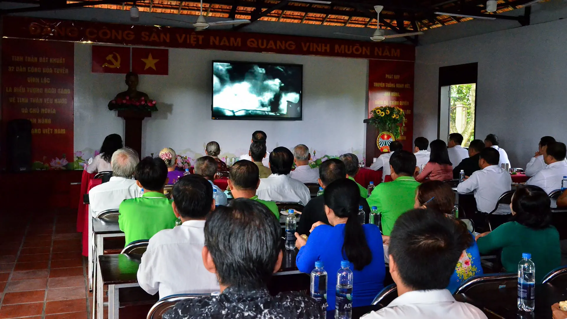Hội Nông dân Thành phố tổ chức Lễ dâng hoa, dâng hương tưởng niệm và Chương trình gặp mặt, tri ân, giáo dục truyền thống