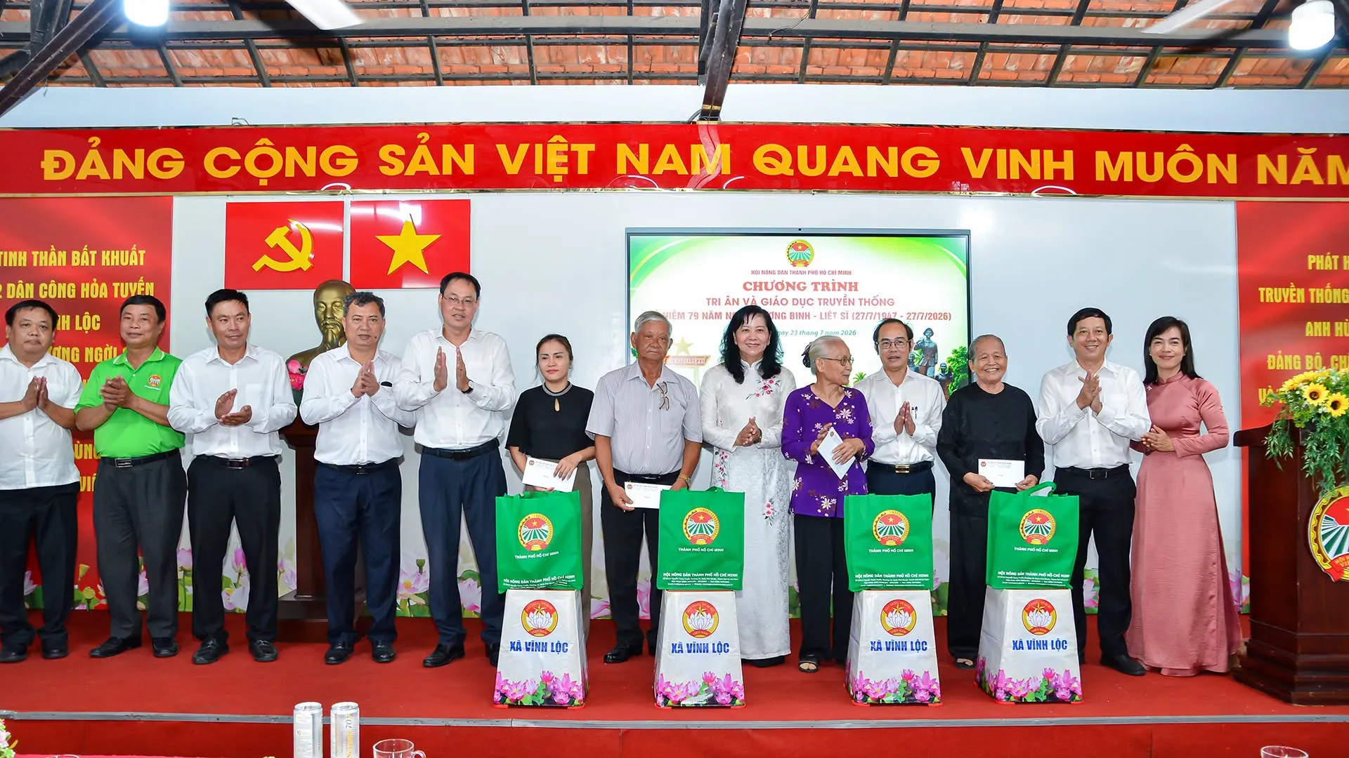 Hội Nông dân Thành phố tổ chức Lễ dâng hoa, dâng hương tưởng niệm và Chương trình gặp mặt, tri ân, giáo dục truyền thống