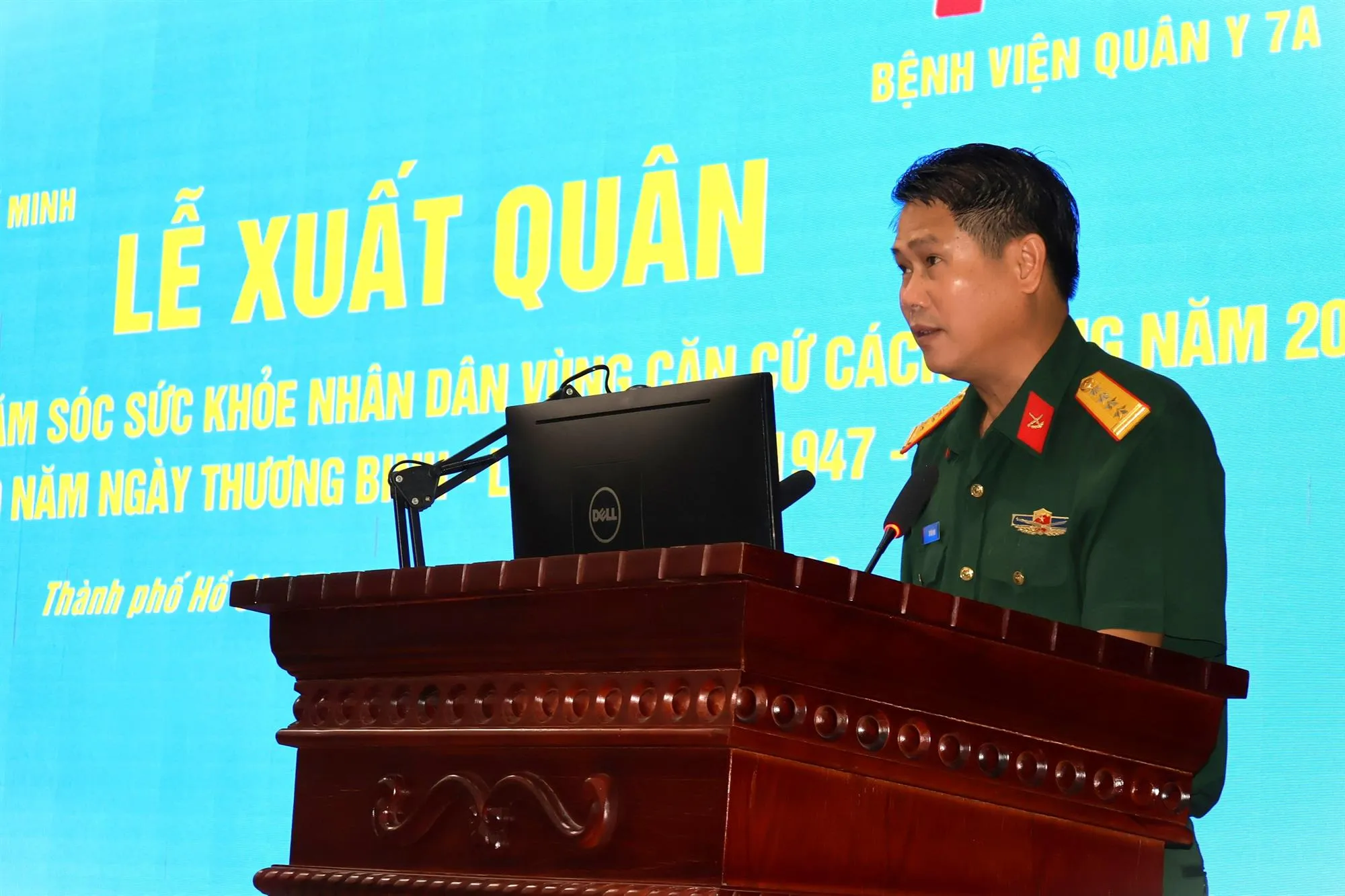 Đại tá Tô Văn Vịnh, Bí thư Đảng ủy, Phó Giám đốc Bệnh viện Quân y 7A phát biểu tại lễ ra quân - Ảnh: Kim Anh