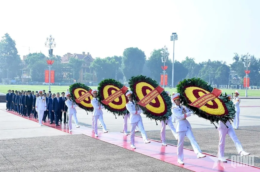 Lãnh đạo Đảng, Nhà nước vào Lăng viếng Chủ tịch Hồ Chí Minh và tưởng niệm các Anh hùng liệt sĩ - Ảnh 1
