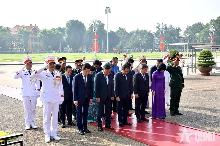 Lãnh đạo Đảng, Nhà nước vào Lăng viếng Chủ tịch Hồ Chí Minh và tưởng niệm các Anh hùng liệt sĩ - Ảnh 10