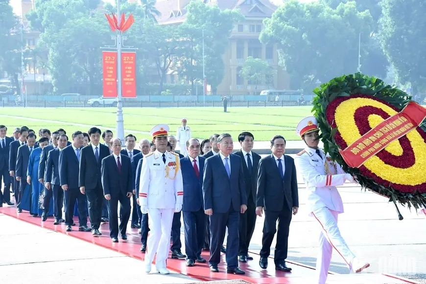 Lãnh đạo Đảng, Nhà nước vào Lăng viếng Chủ tịch Hồ Chí Minh và tưởng niệm các Anh hùng liệt sĩ - Ảnh 2