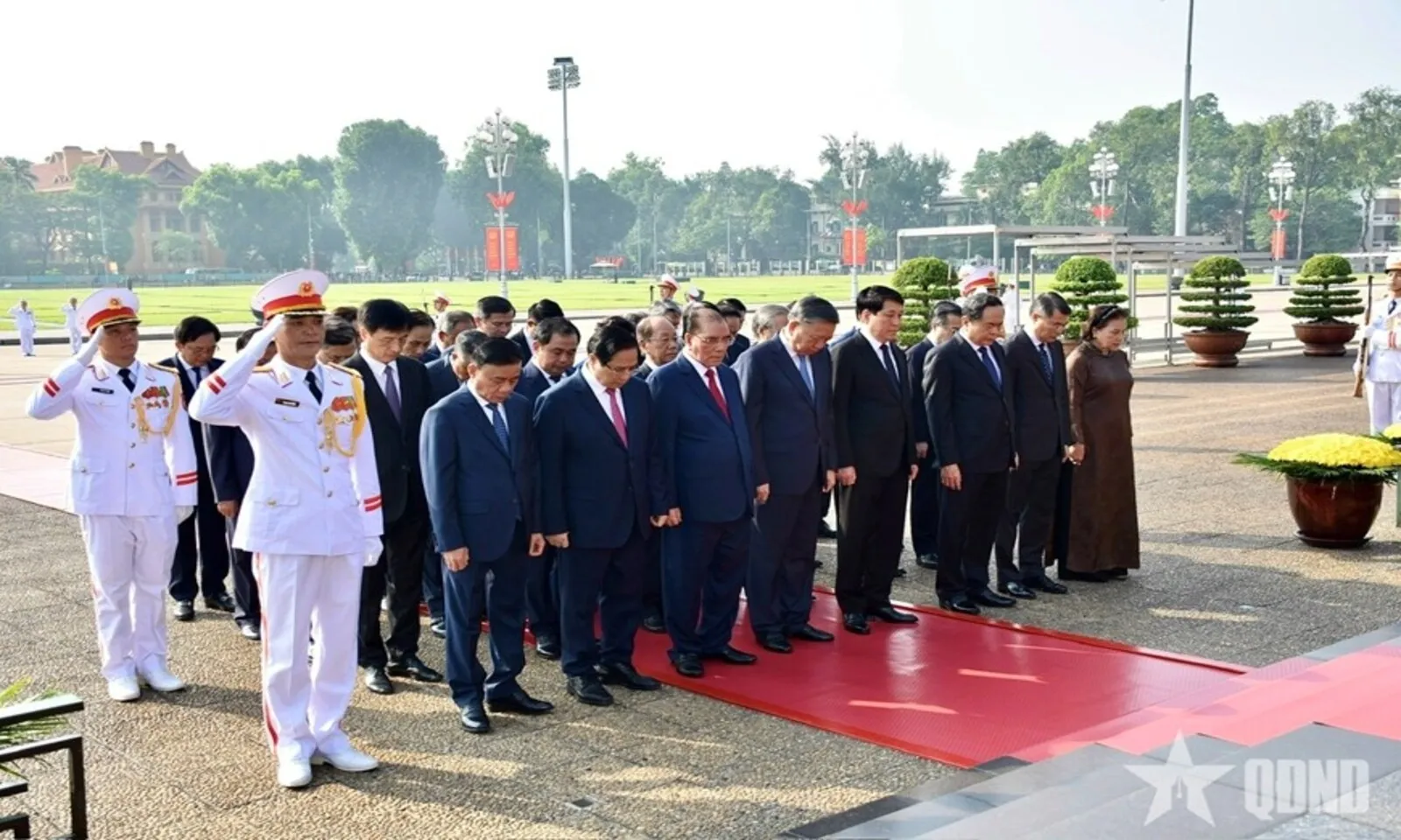 Lãnh đạo Đảng, Nhà nước vào Lăng viếng Chủ tịch Hồ Chí Minh và tưởng niệm các Anh hùng liệt sĩ