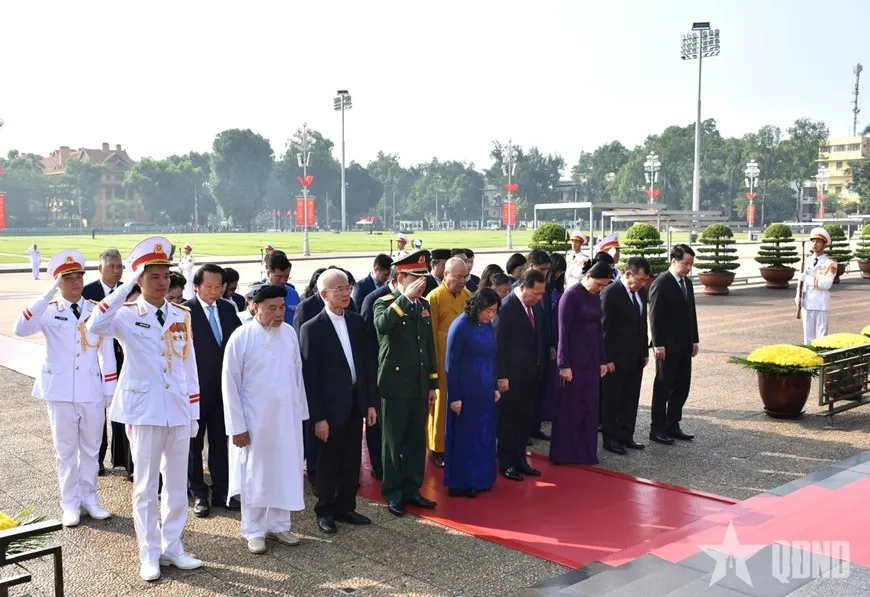 Lãnh đạo Đảng, Nhà nước vào Lăng viếng Chủ tịch Hồ Chí Minh và tưởng niệm các Anh hùng liệt sĩ - Ảnh 5