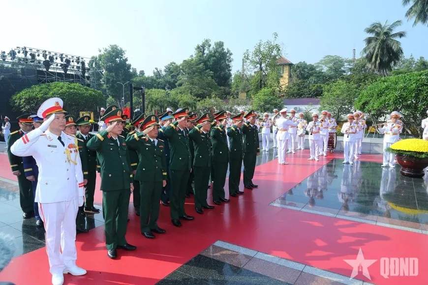 Lãnh đạo Đảng, Nhà nước vào Lăng viếng Chủ tịch Hồ Chí Minh và tưởng niệm các Anh hùng liệt sĩ - Ảnh 8