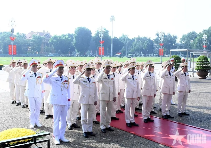 Lãnh đạo Đảng, Nhà nước vào Lăng viếng Chủ tịch Hồ Chí Minh và tưởng niệm các Anh hùng liệt sĩ - Ảnh 9