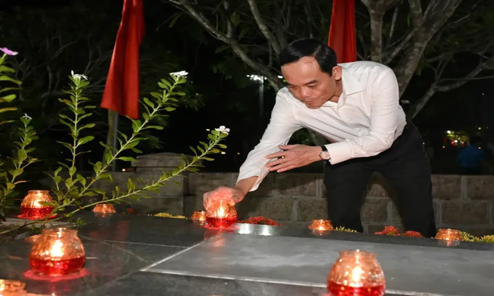 Lãnh đạo TPHCM dâng hương, thắp nến tri ân Anh hùng liệt sĩ tại Nghĩa trang Hàng Dương - Ảnh 1