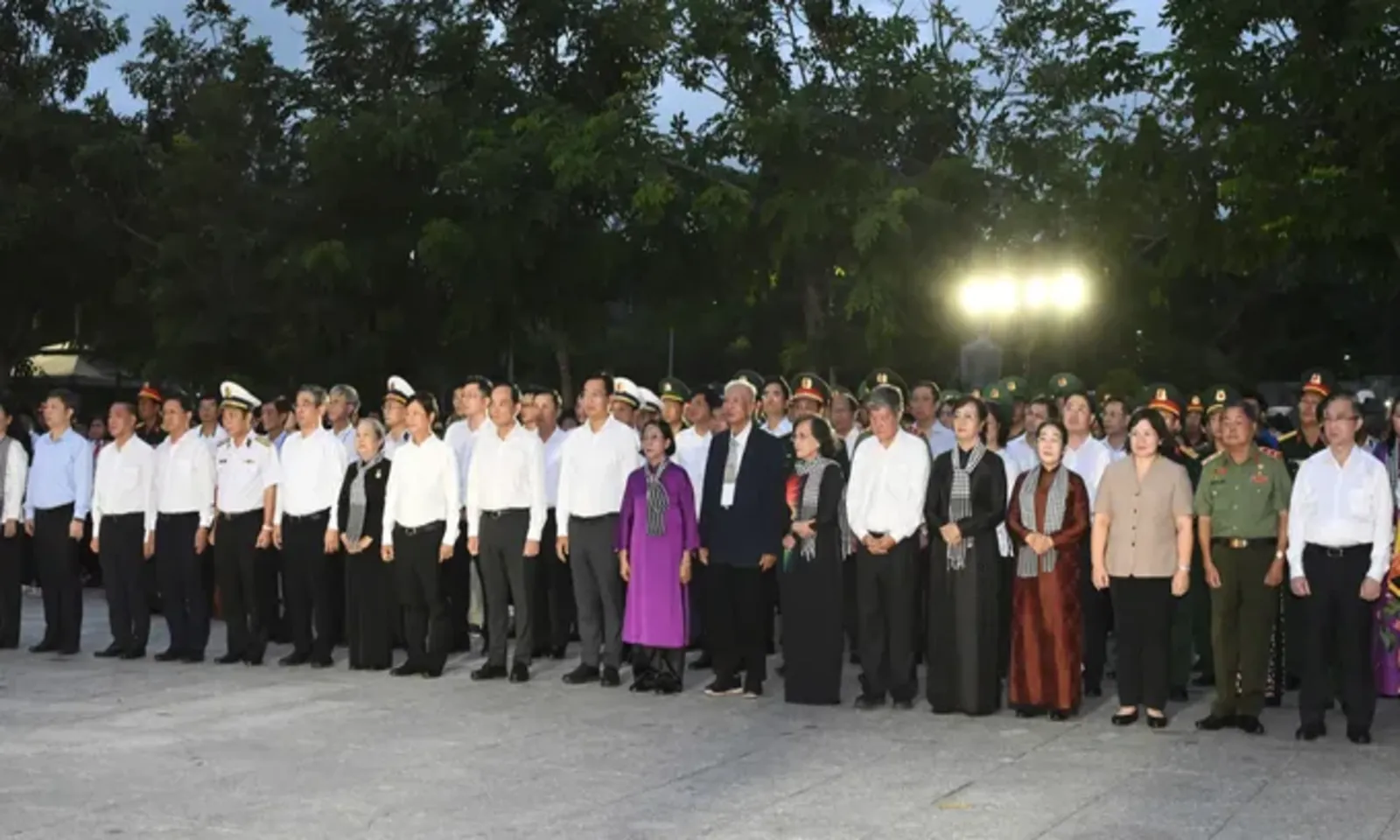 Lãnh đạo TPHCM dâng hương, thắp nến tri ân Anh hùng liệt sĩ tại Nghĩa trang Hàng Dương - Ảnh 1
