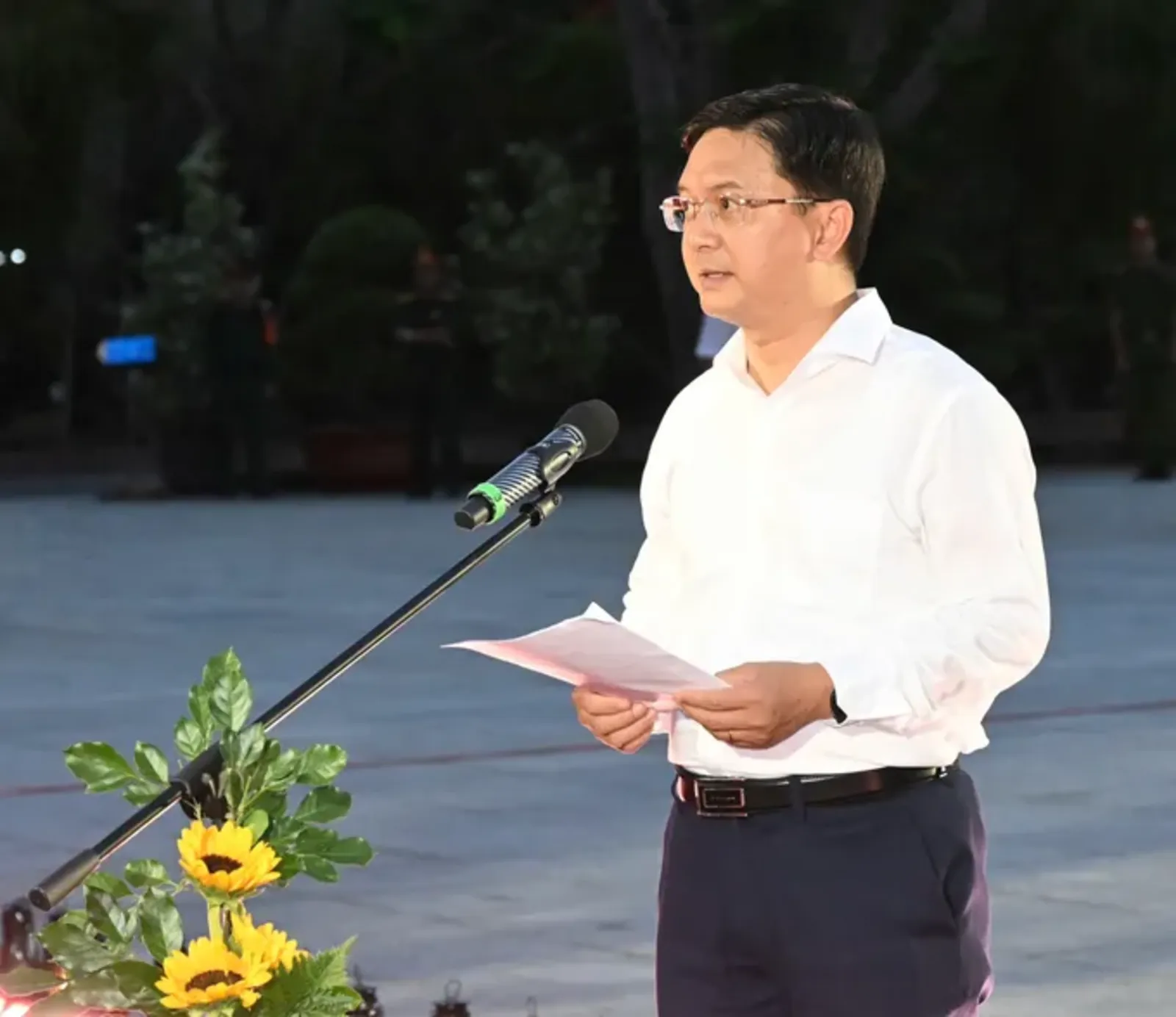 Lãnh đạo TPHCM dâng hương, thắp nến tri ân Anh hùng liệt sĩ tại Nghĩa trang Hàng Dương - Ảnh 3