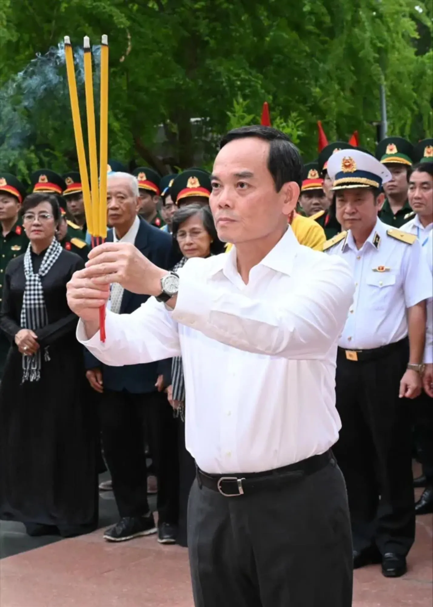 Lãnh đạo TPHCM dâng hương, thắp nến tri ân Anh hùng liệt sĩ tại Nghĩa trang Hàng Dương - Ảnh 4