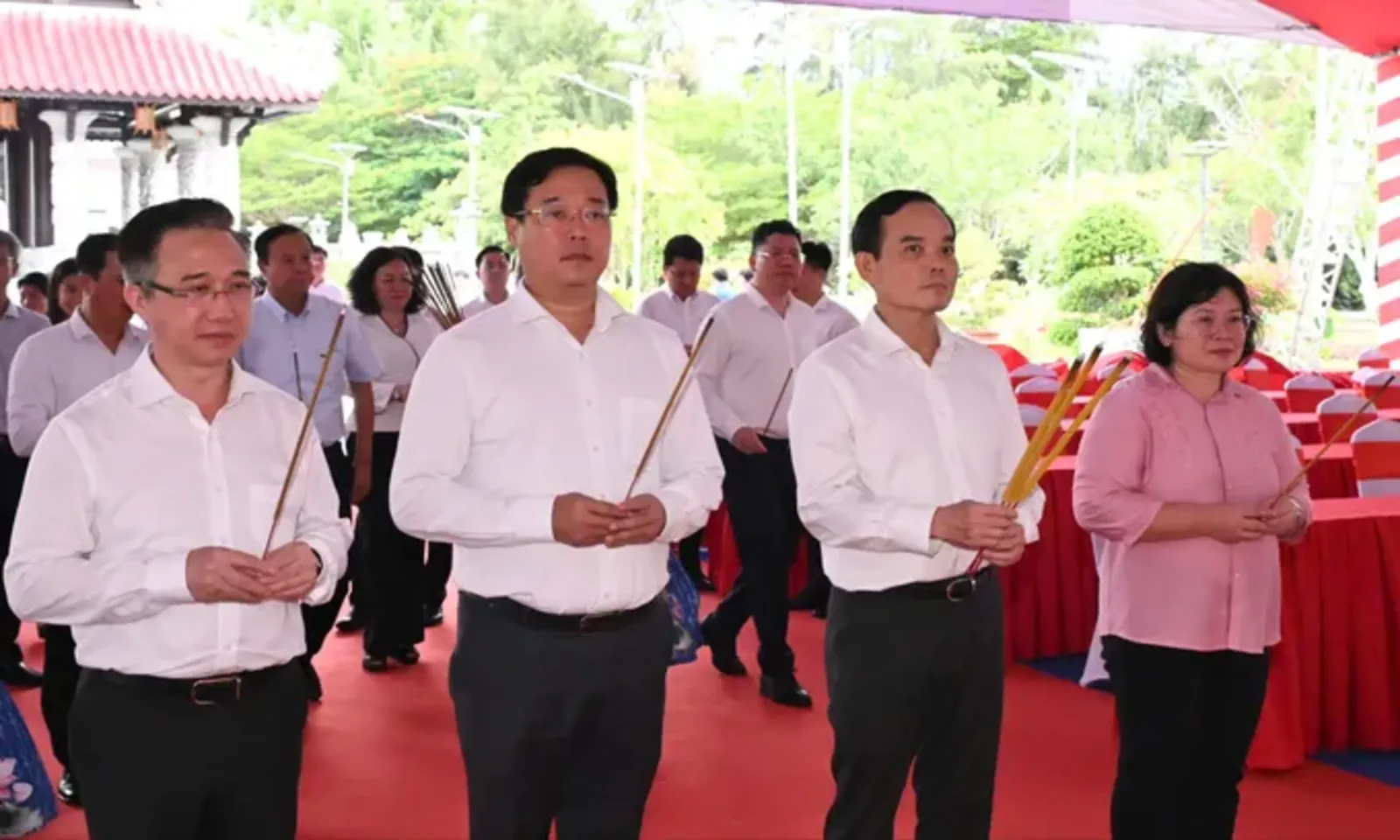 Lãnh đạo TPHCM dâng hương, thắp nến tri ân Anh hùng liệt sĩ tại Nghĩa trang Hàng Dương - Ảnh 5