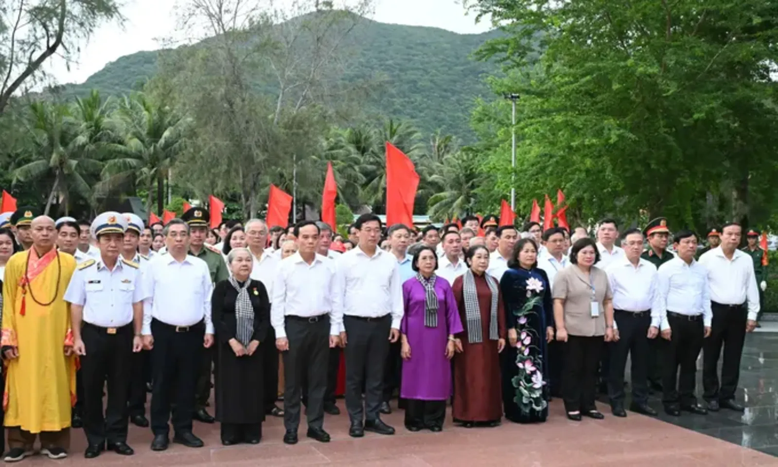Lãnh đạo TPHCM dâng hương, thắp nến tri ân Anh hùng liệt sĩ tại Nghĩa trang Hàng Dương - Ảnh 6