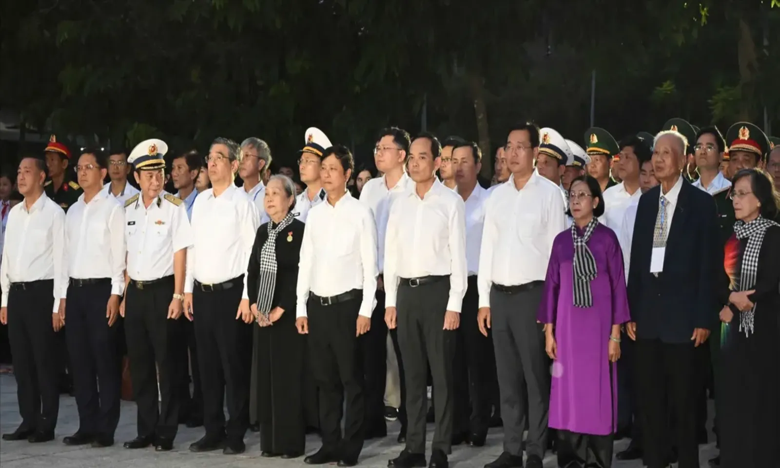 Lãnh đạo TPHCM dâng hương, thắp nến tri ân Anh hùng liệt sĩ tại Nghĩa trang Hàng Dương