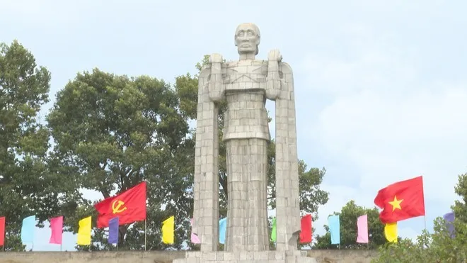 Lễ thắp nến tri ân Anh hùng liệt sĩ - Ảnh 1