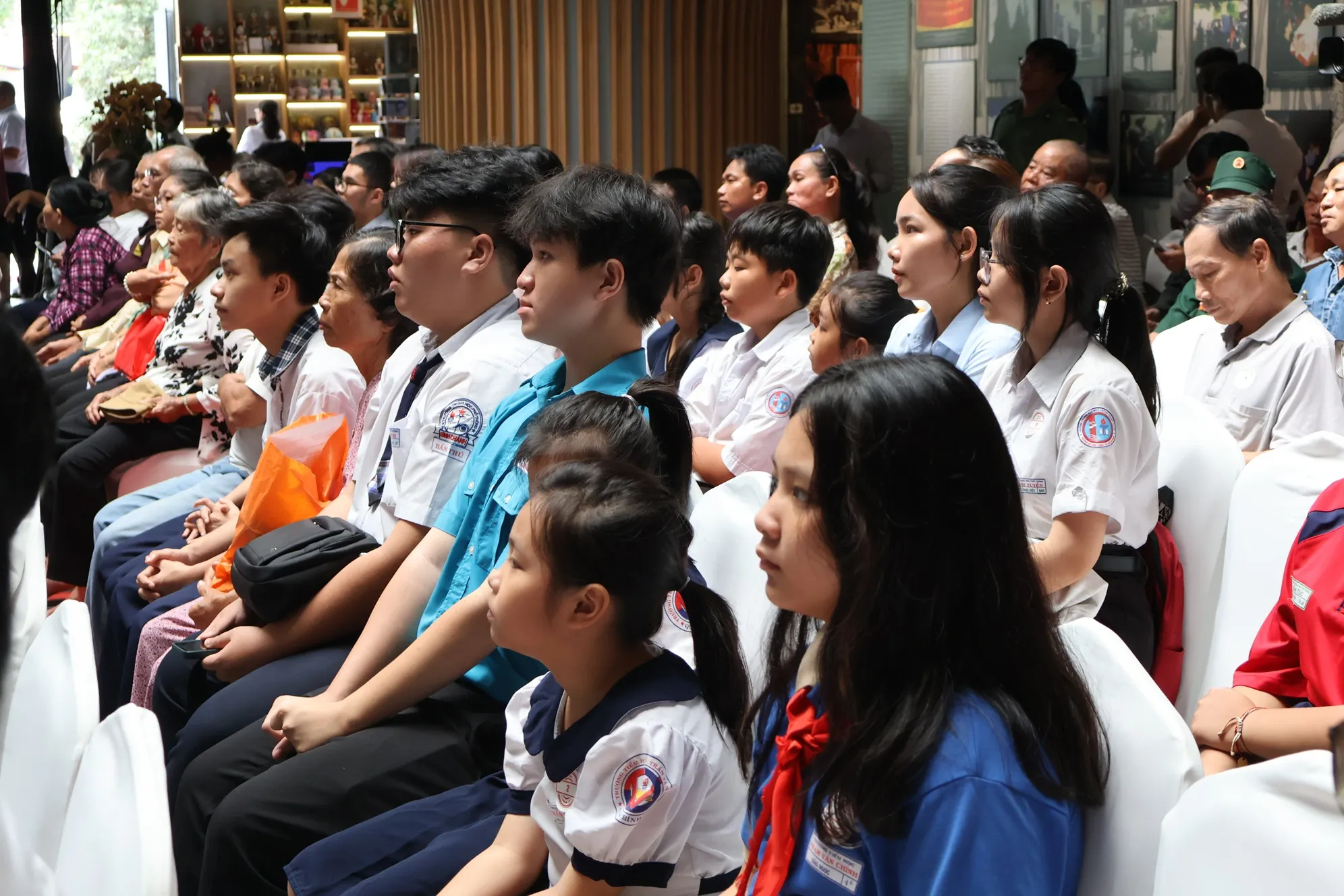 Các đại biểu xem phim tư liệu - Ảnh: Kim Anh