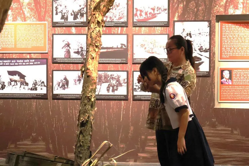 Em Nguyễn Trà My cùng mẹ tham quan Bảo tàng Chứng tích Chiến tranh - Ảnh: Kim Anh