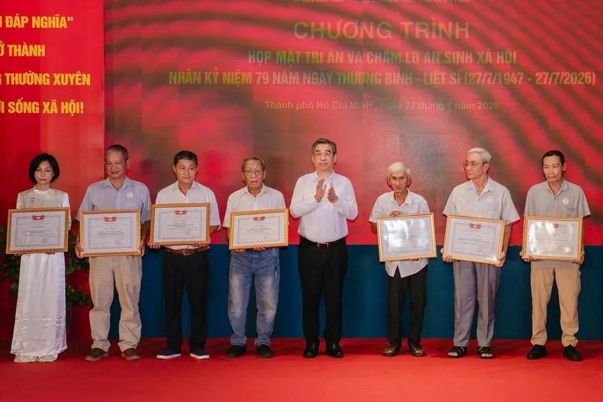 Ủy ban MTTQ Việt Nam TP. Hồ Chí Minh biểu dương các tập thể, cá nhân có nhiều đóng góp tích cực trong “Chiến dịch 500 ngày đêm đẩy mạnh thực hiện tìm kiếm, quy tập và xác định danh tính hài cốt liệt sĩ” trên địa bàn Thành phố - Ảnh: MTTQ TP