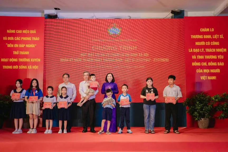 Ủy ban MTTQ Việt Nam TP. Hồ Chí Minh tặng học bổng Nguyễn Hữu Thọ cho con em gia đình chính sách - Ảnh: MTTQ TP
