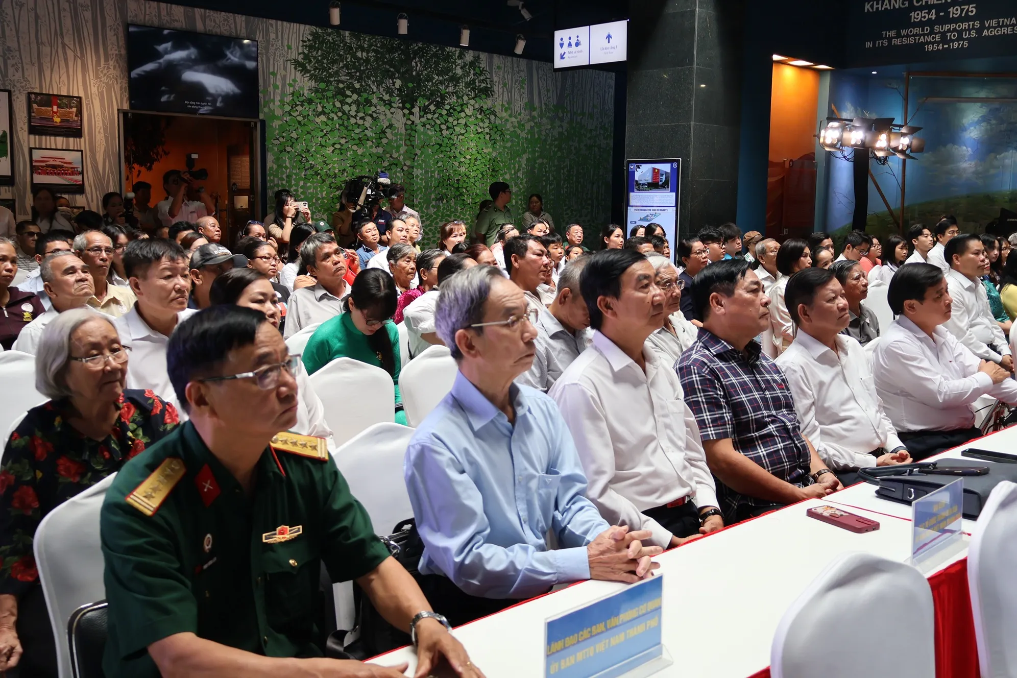 Các đại biểu xem phim tư liệu - Ảnh: Kim Anh