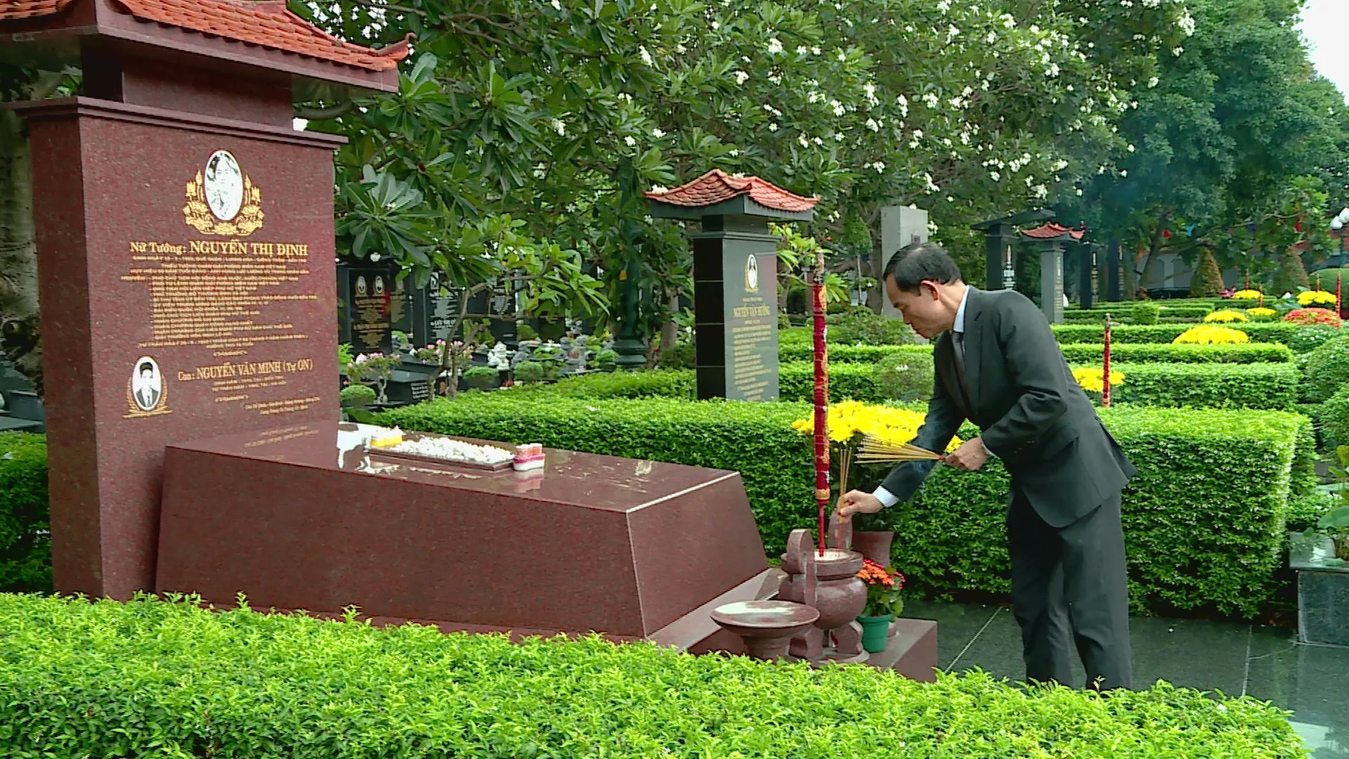Đồng chí Trần Lưu Quang cùng các đại biểu thắp hương tại từng phần mộ liệt sĩ